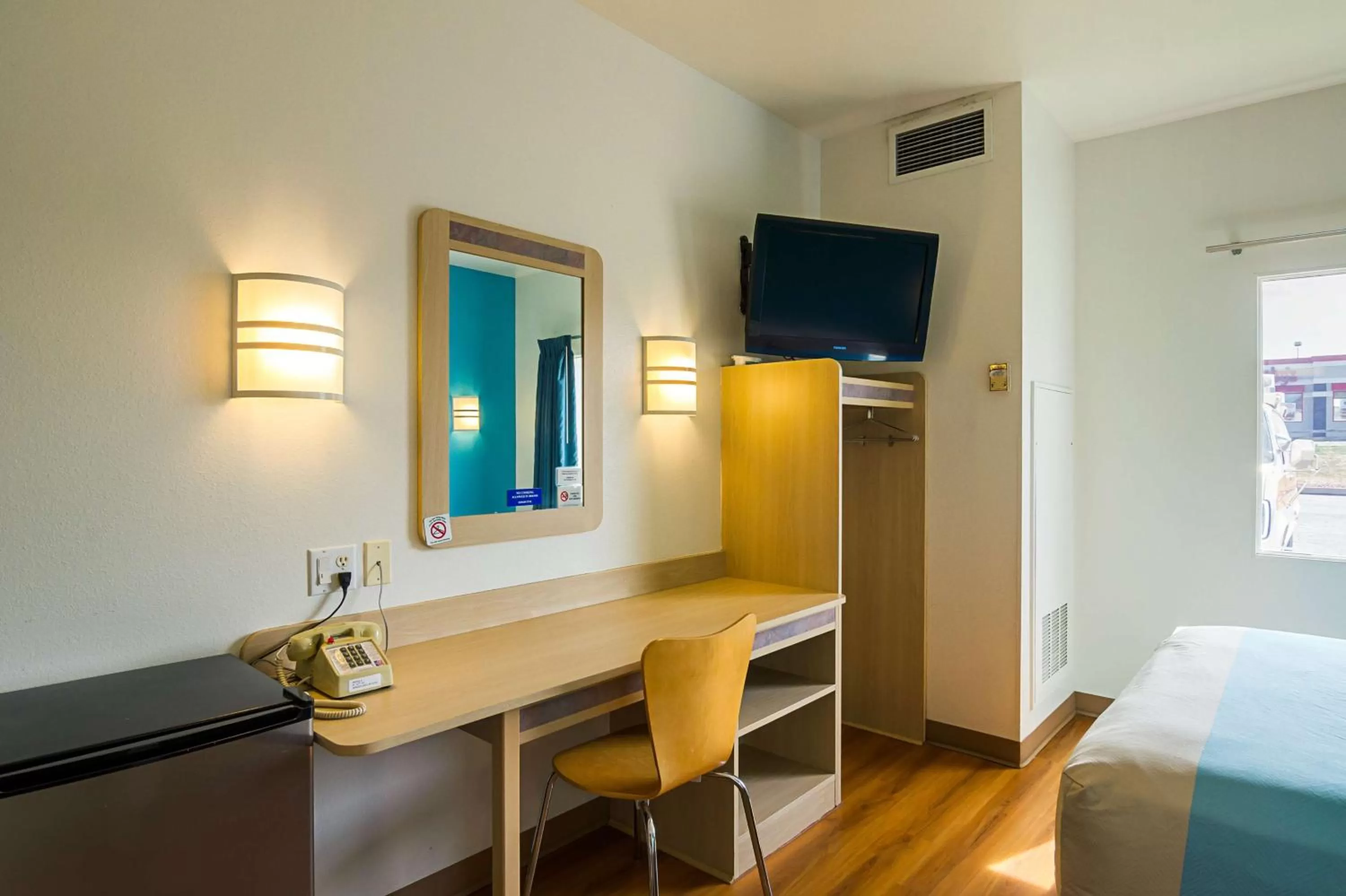 TV and multimedia, Bed in Motel 6-Wheatland, WY