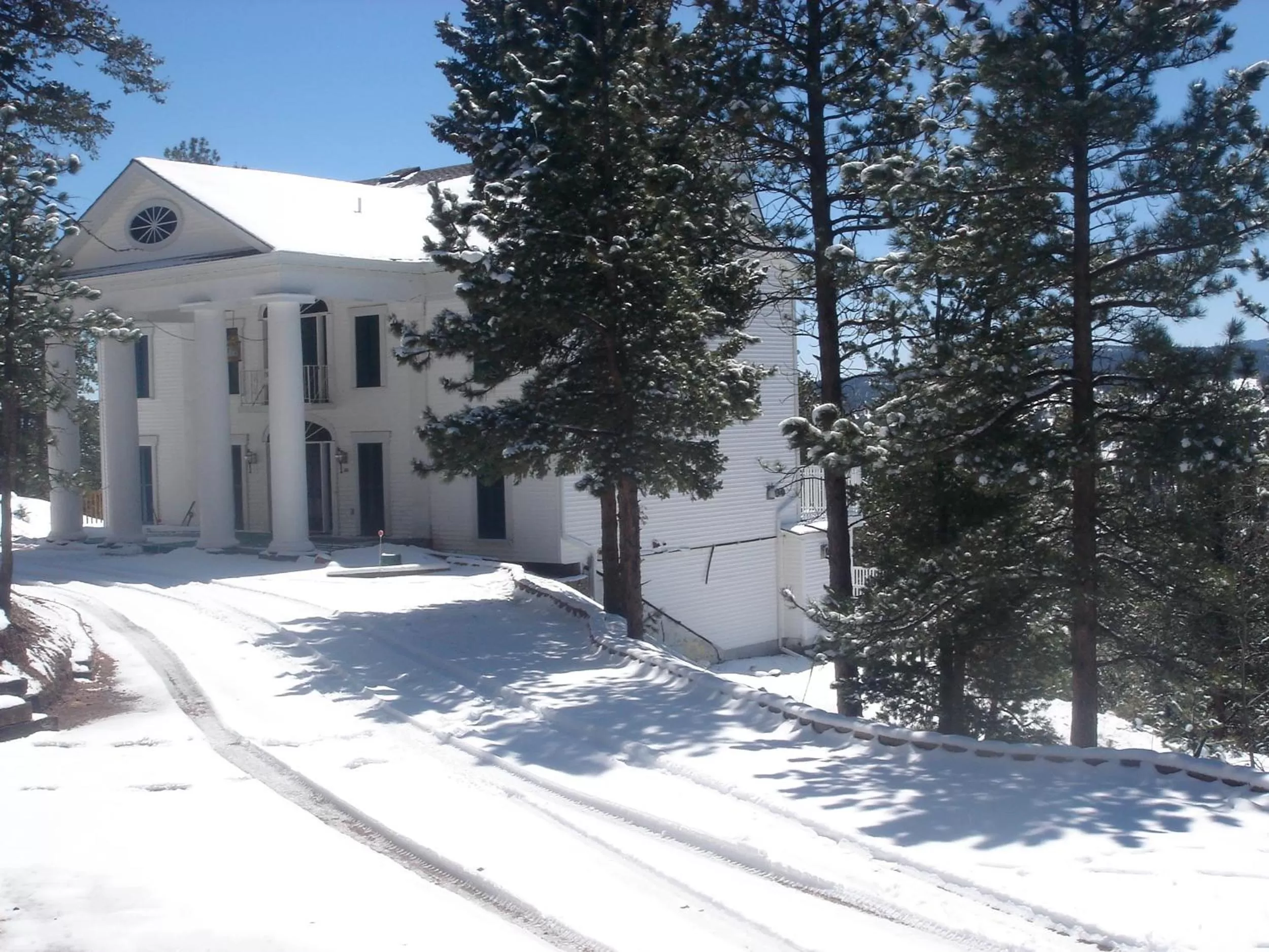 Property building in Pikes Peak Paradise Bed and Breakfast
