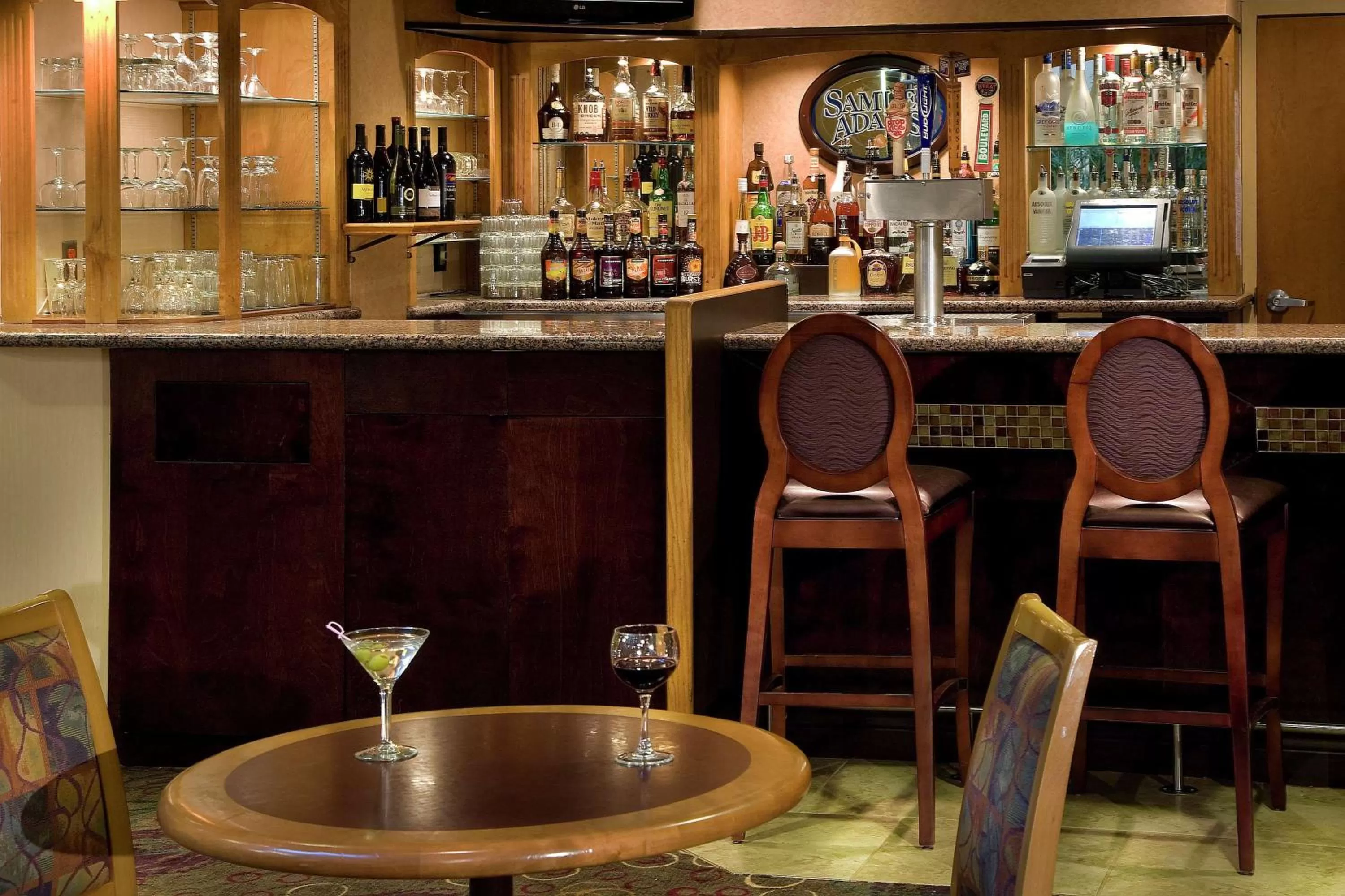 Restaurant/places to eat in Embassy Suites by Hilton Kansas City International Airport