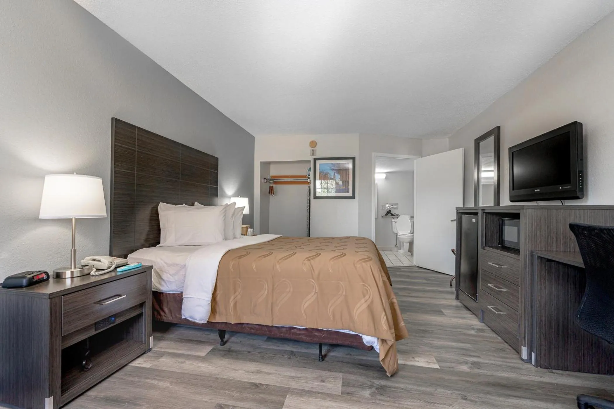 Bedroom in Quality Inn