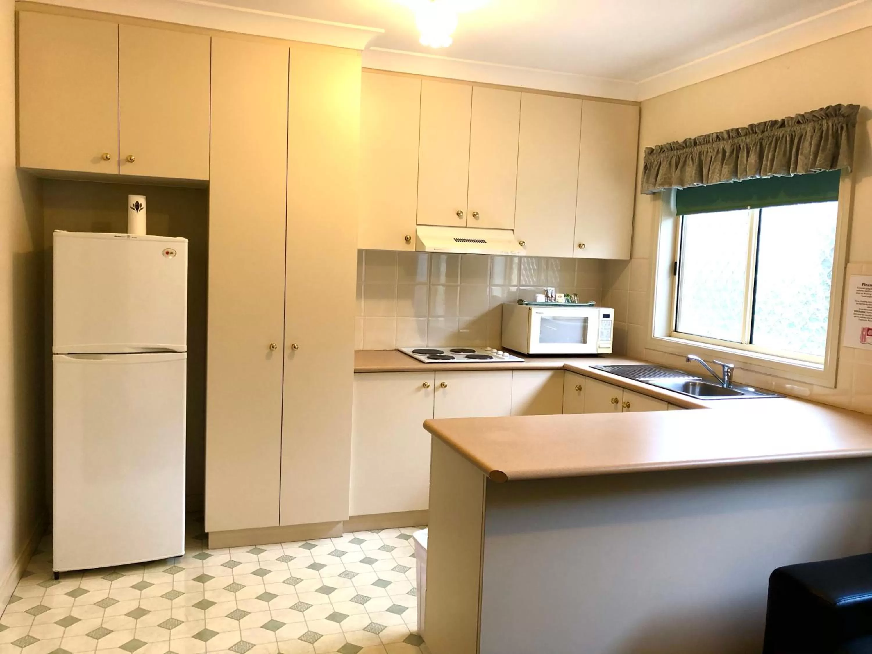 Kitchen or kitchenette in Golfview Motor Inn