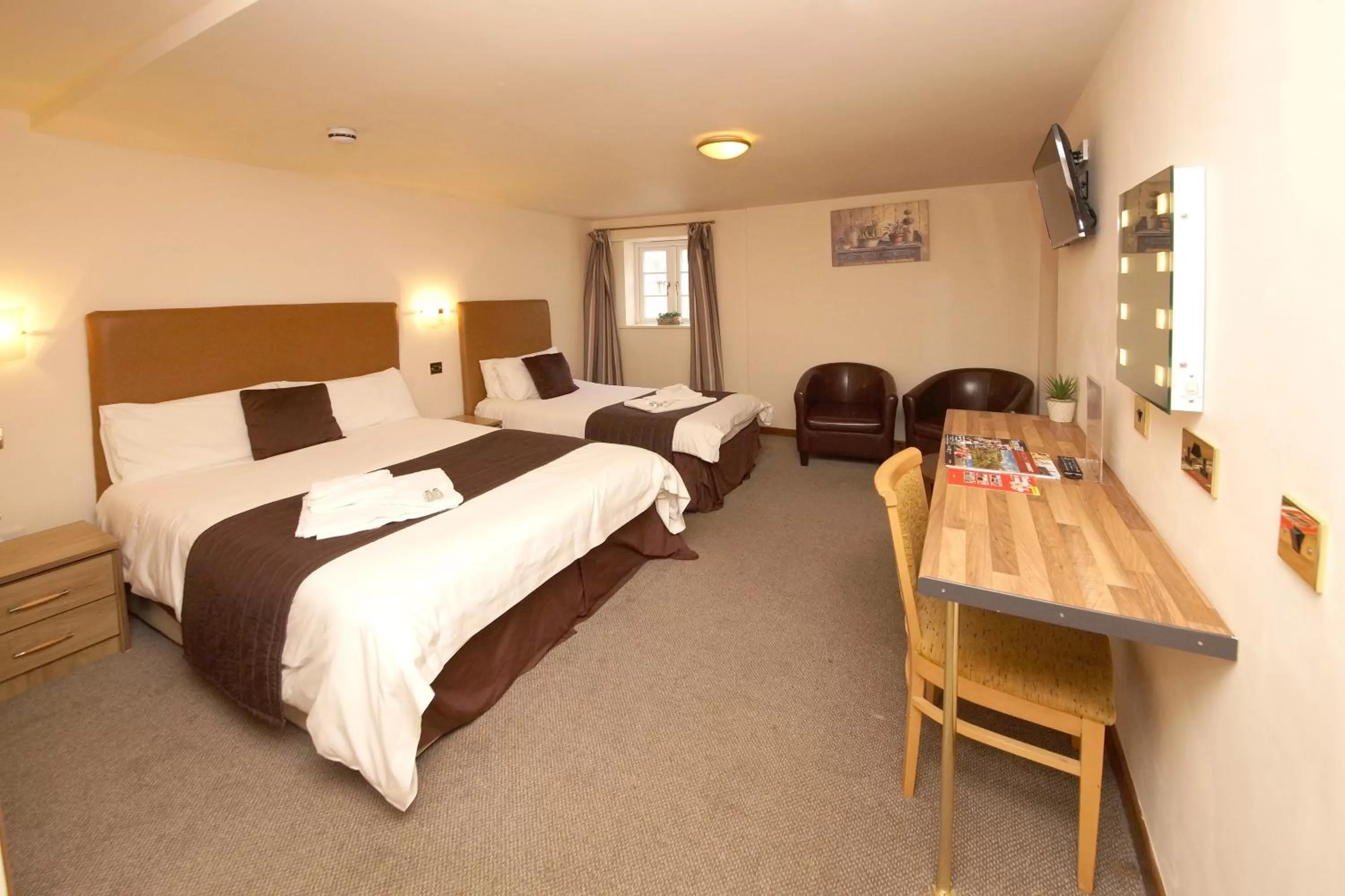 Standard Triple Room in The Green Room