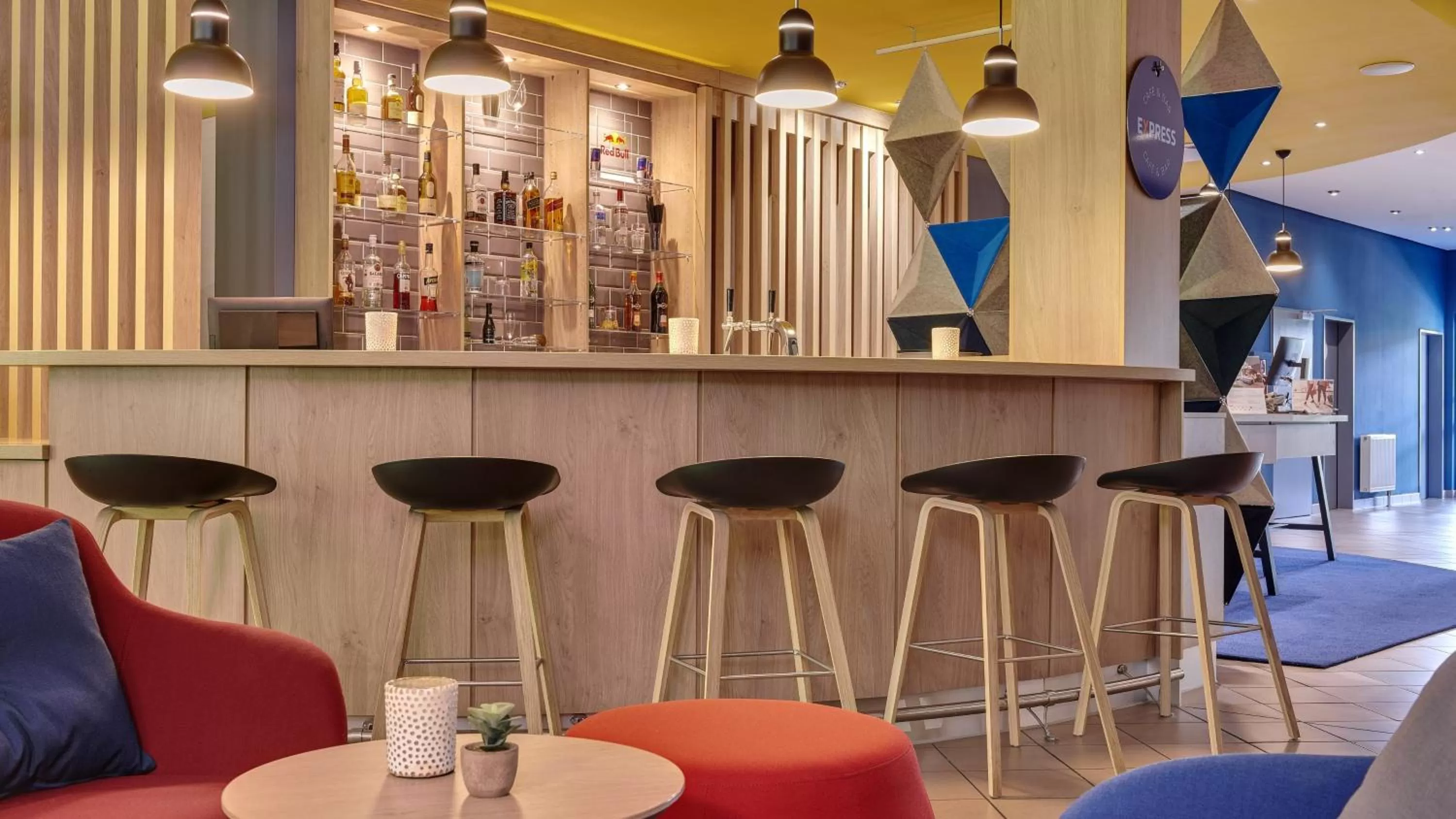 Lounge or bar in Holiday Inn Express Cologne Troisdorf by IHG
