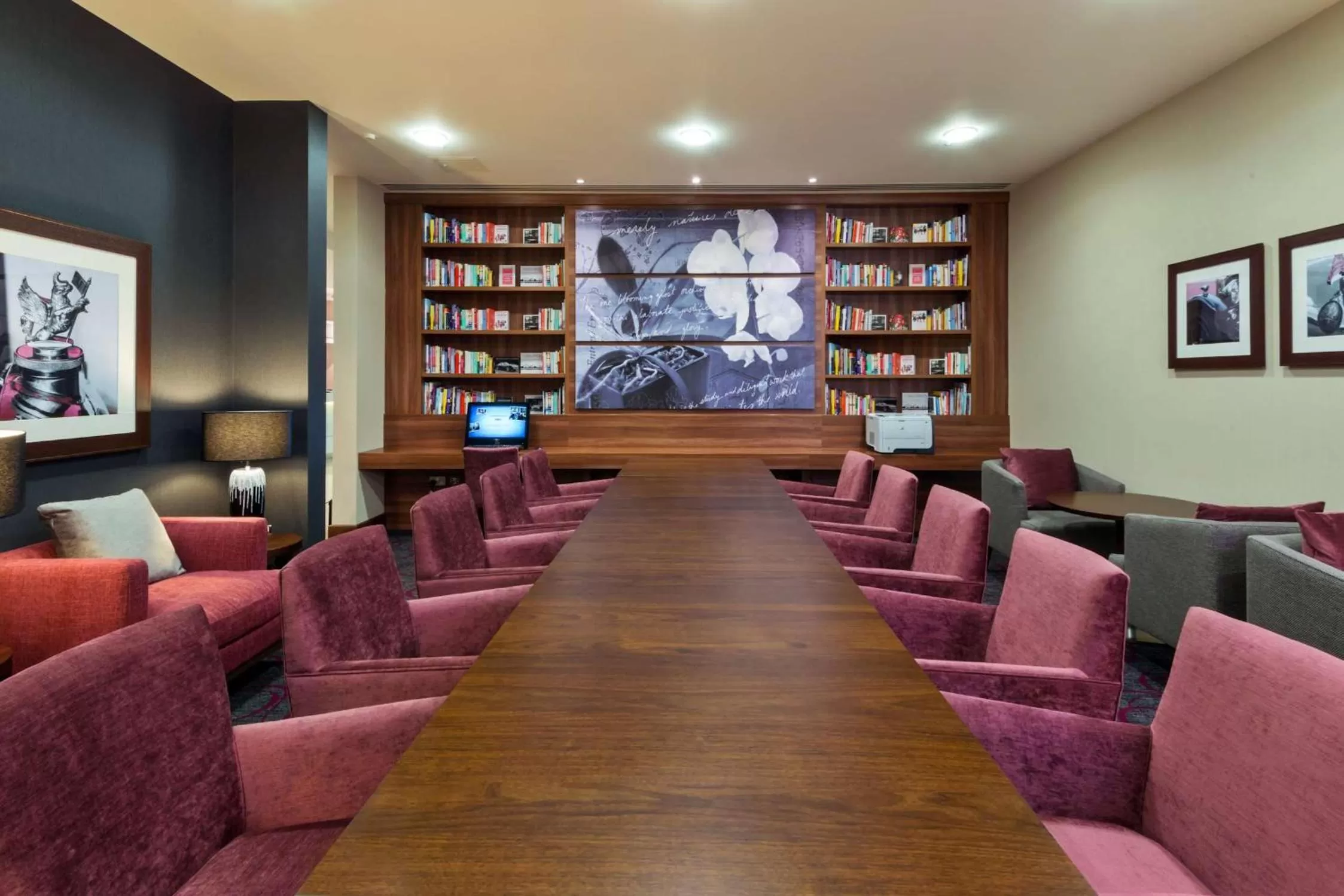 Photo of the whole room in Hampton by Hilton Luton Airport