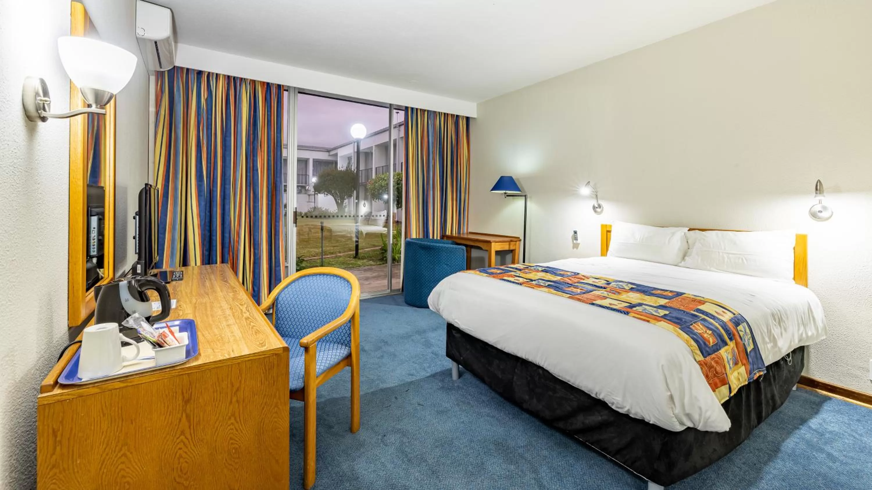 Bedroom, Bed in African Sky Newcastle Inn