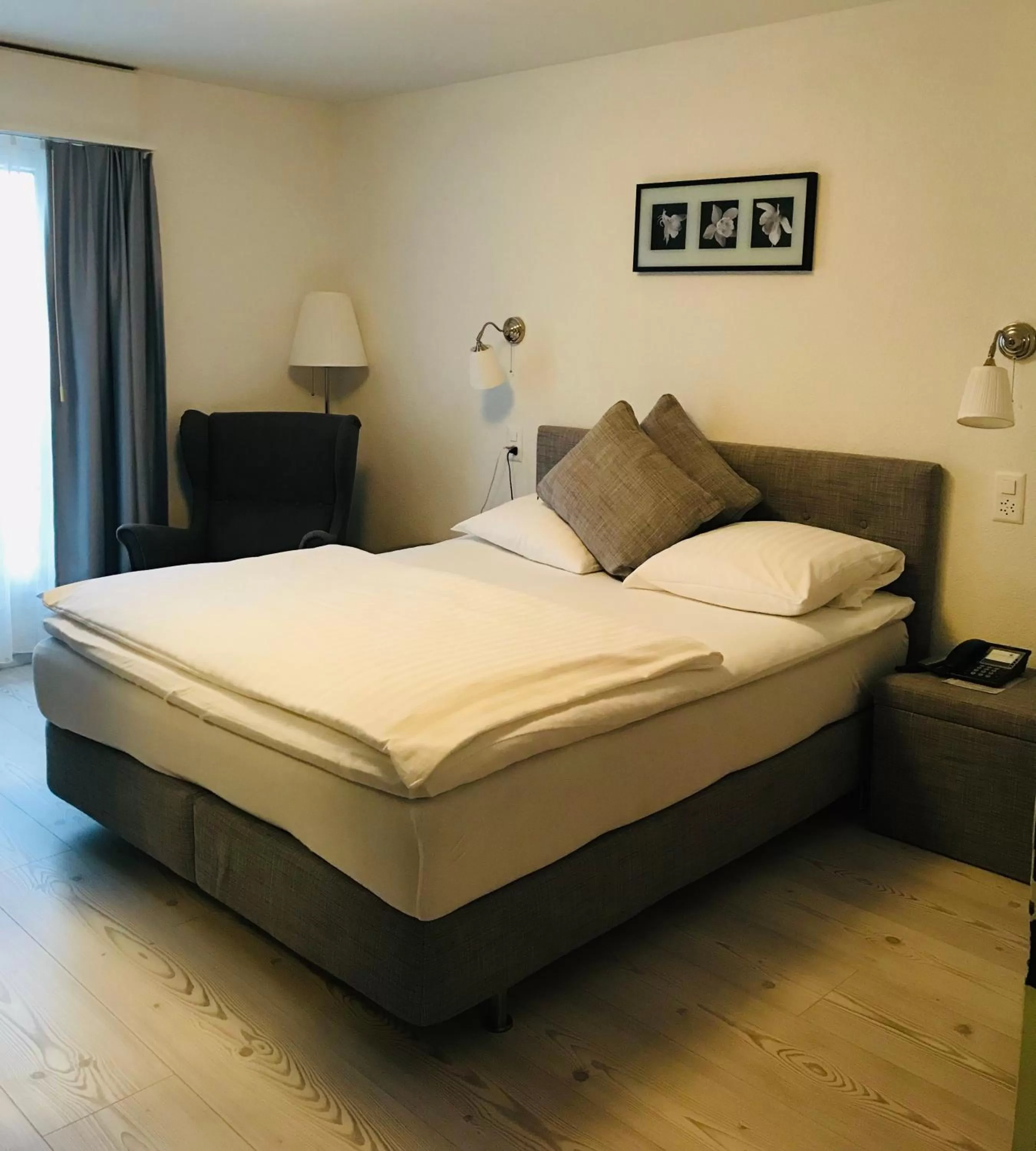 Photo of the whole room, Bed in Hotel Murtenhof & Krone