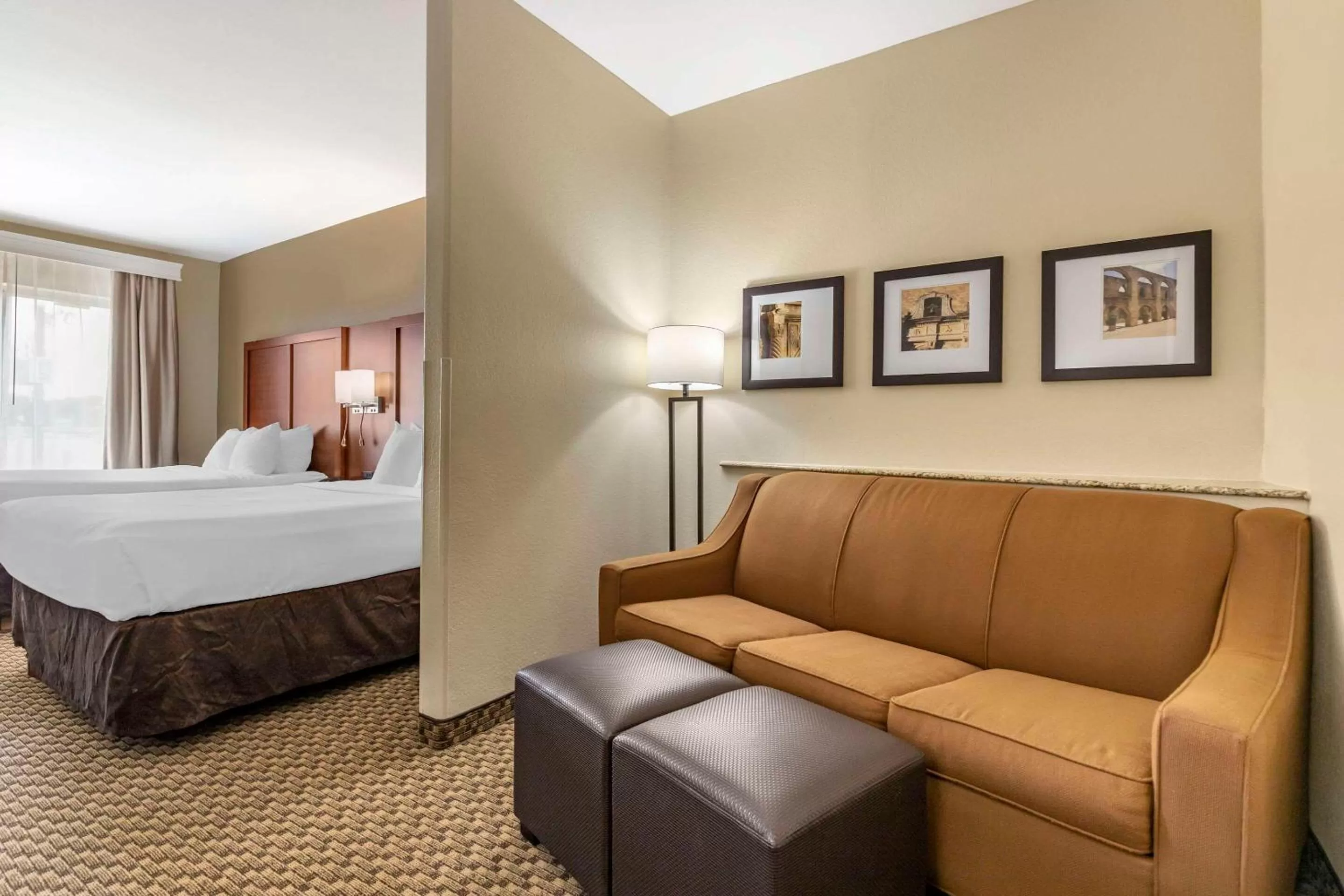 Bedroom, Bed in Comfort Suites Medical Center near Six Flags