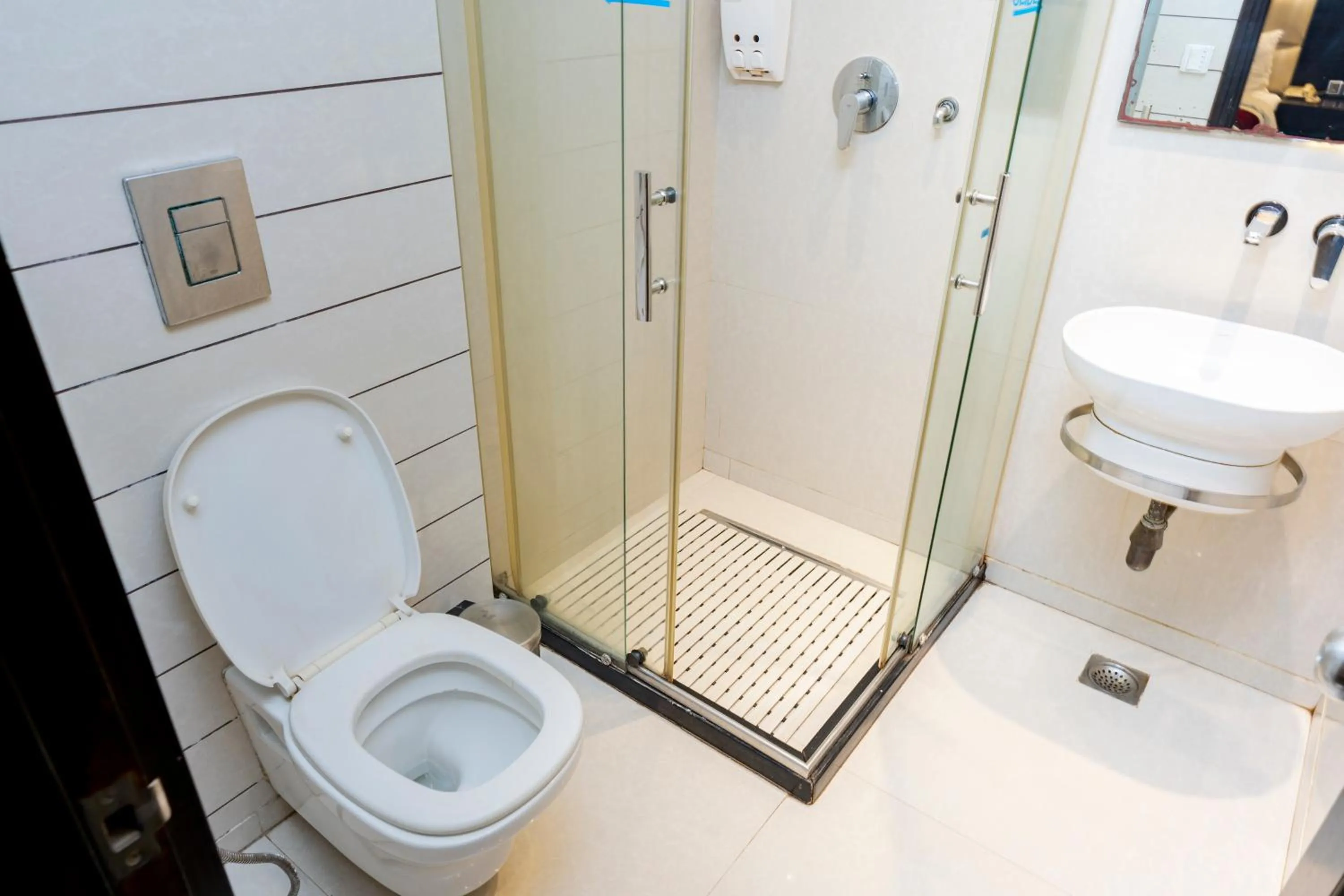 Toilet in Hotel Grand Godwin - Near New Delhi Railway Station - Paharganj