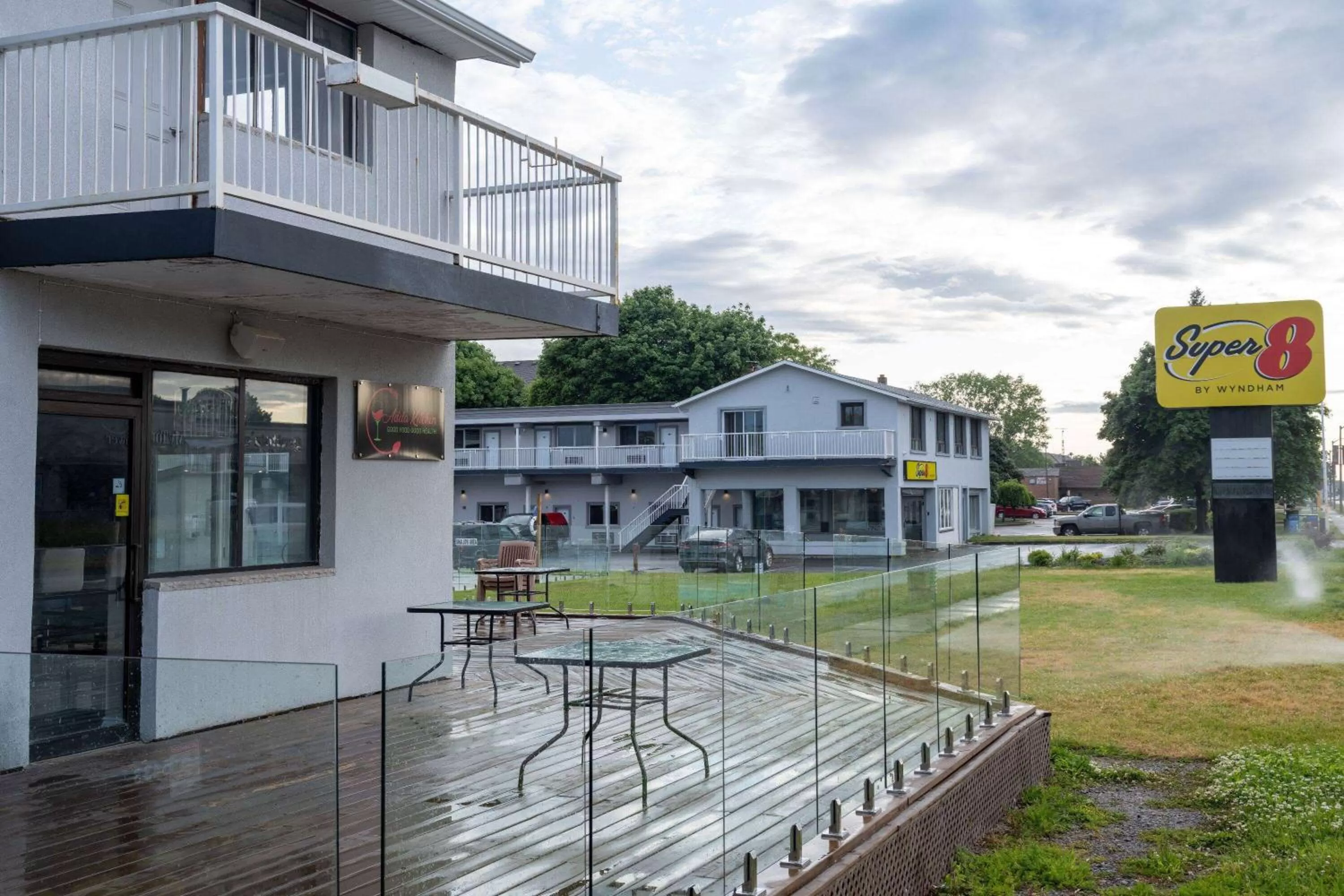 Restaurant/places to eat in Super 8 by Wyndham Niagara Falls ON