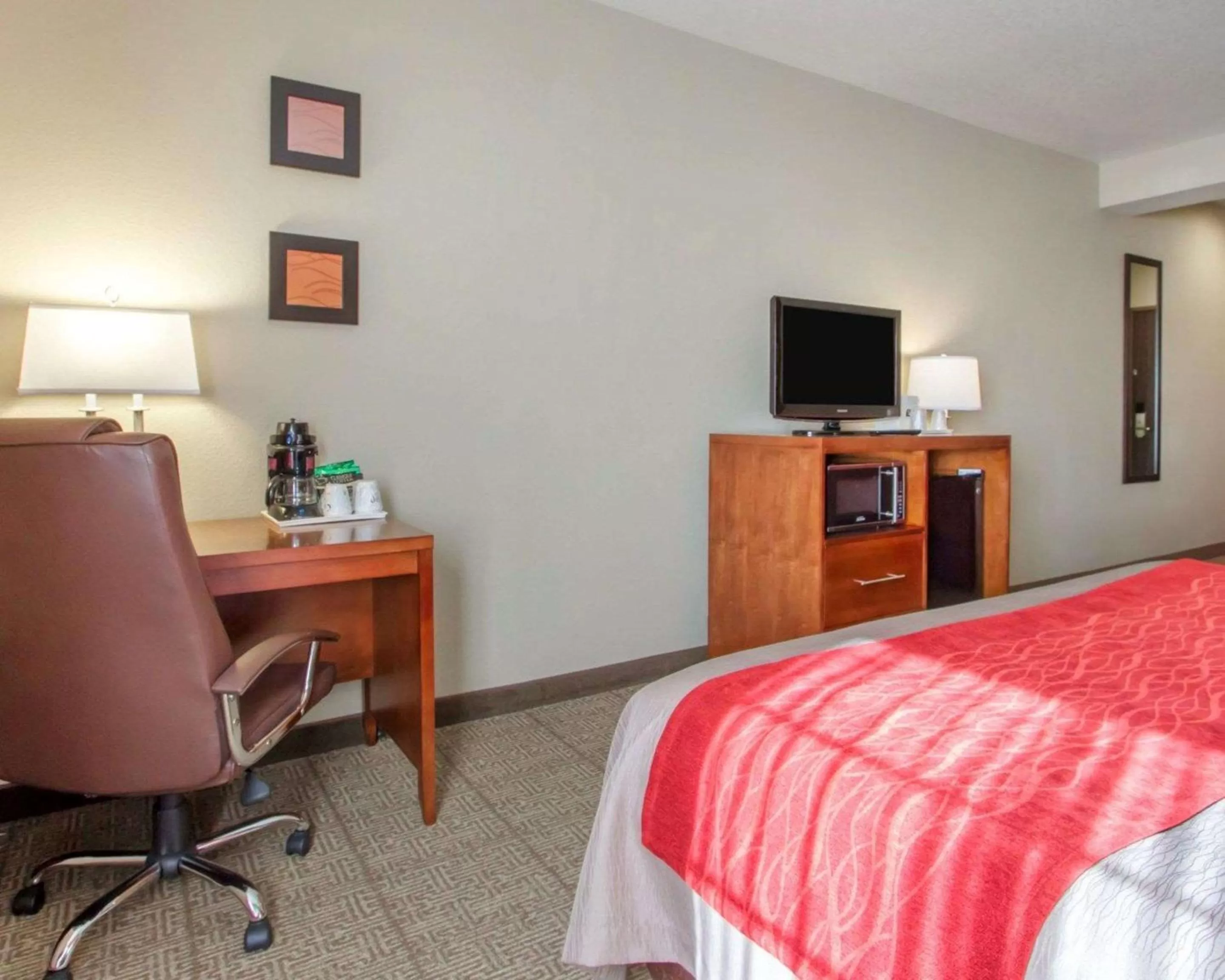 Photo of the whole room, Bed in Comfort Inn Bolivar