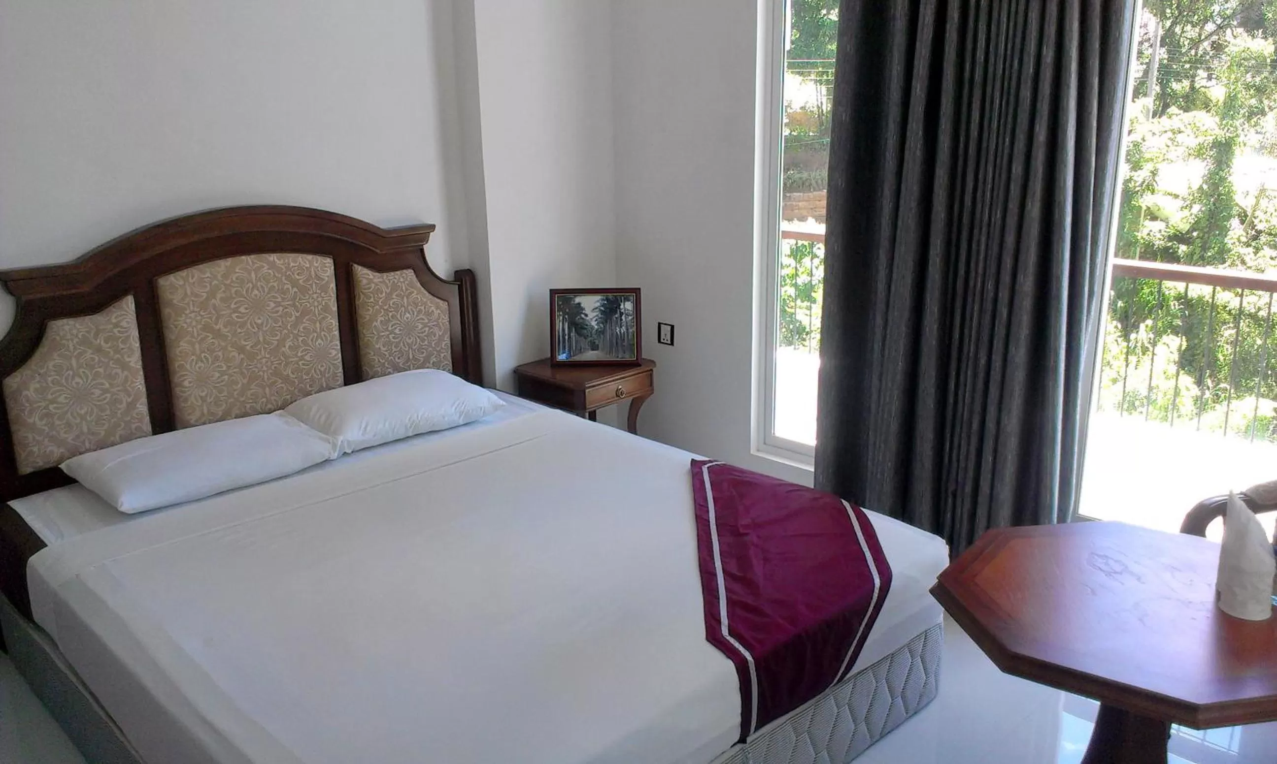 Photo of the whole room, Bed in Eagle's Residence