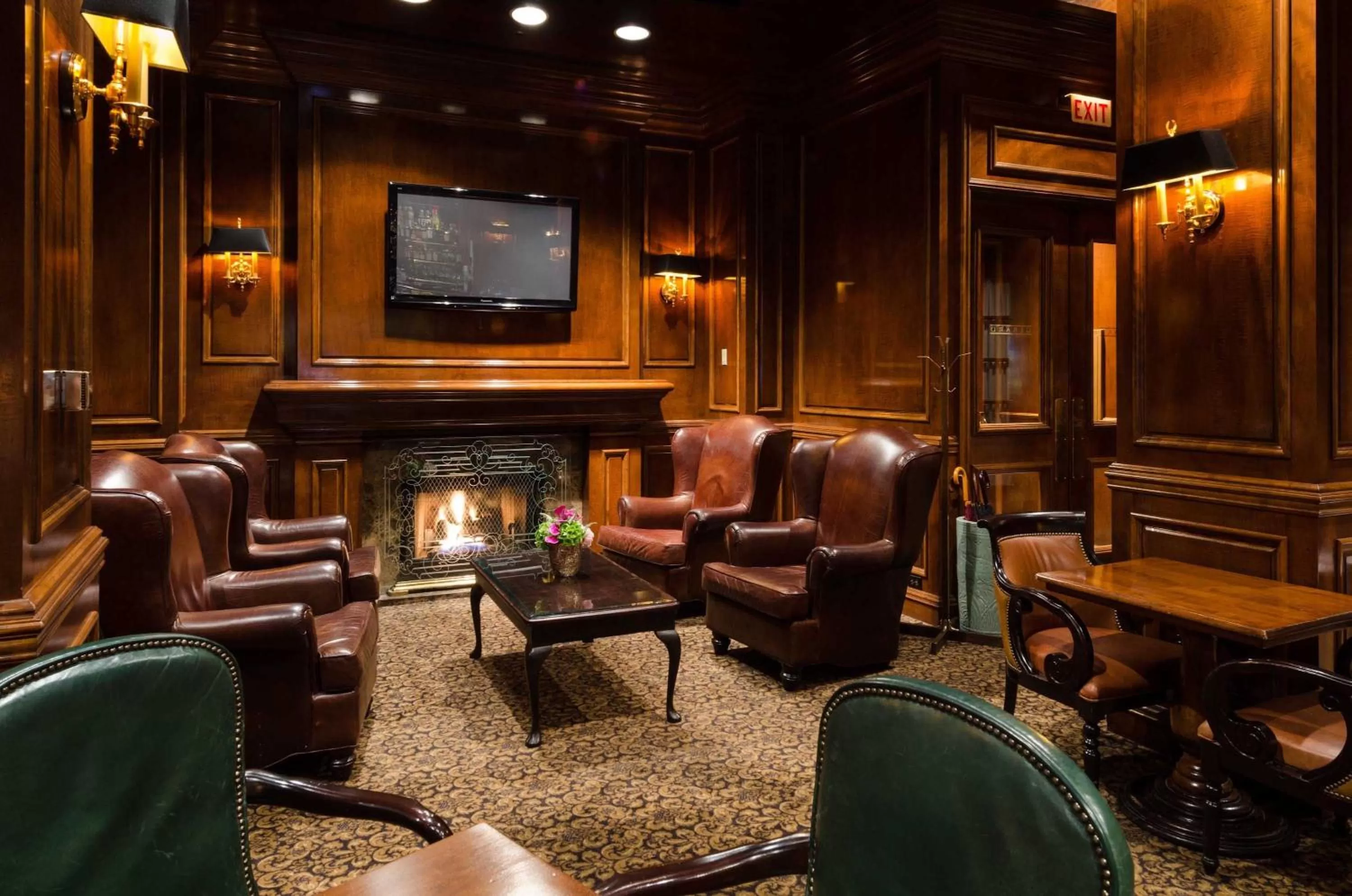 Lounge or bar in The Sutton Place Hotel Vancouver