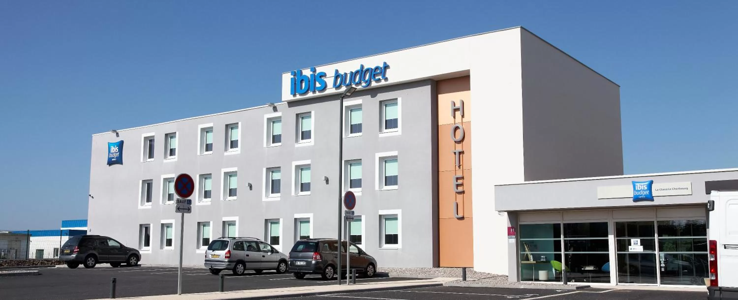 Facade/entrance in ibis budget Cherbourg - La Glacerie