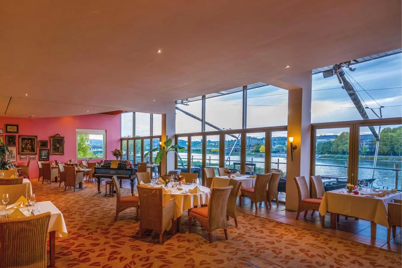 Restaurant/places to eat in Diehls Hotel