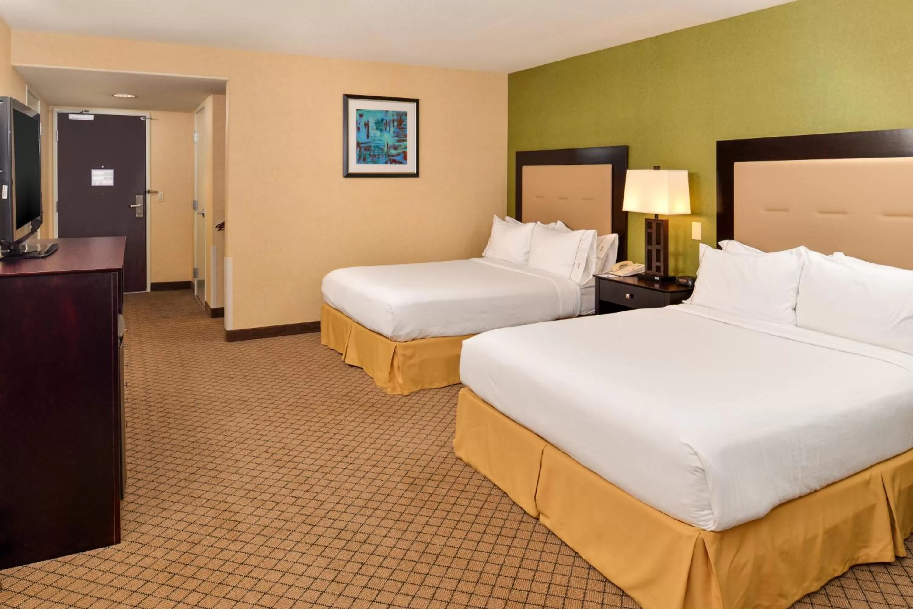 Photo of the whole room, Bed in Holiday Inn Express Woodland by IHG