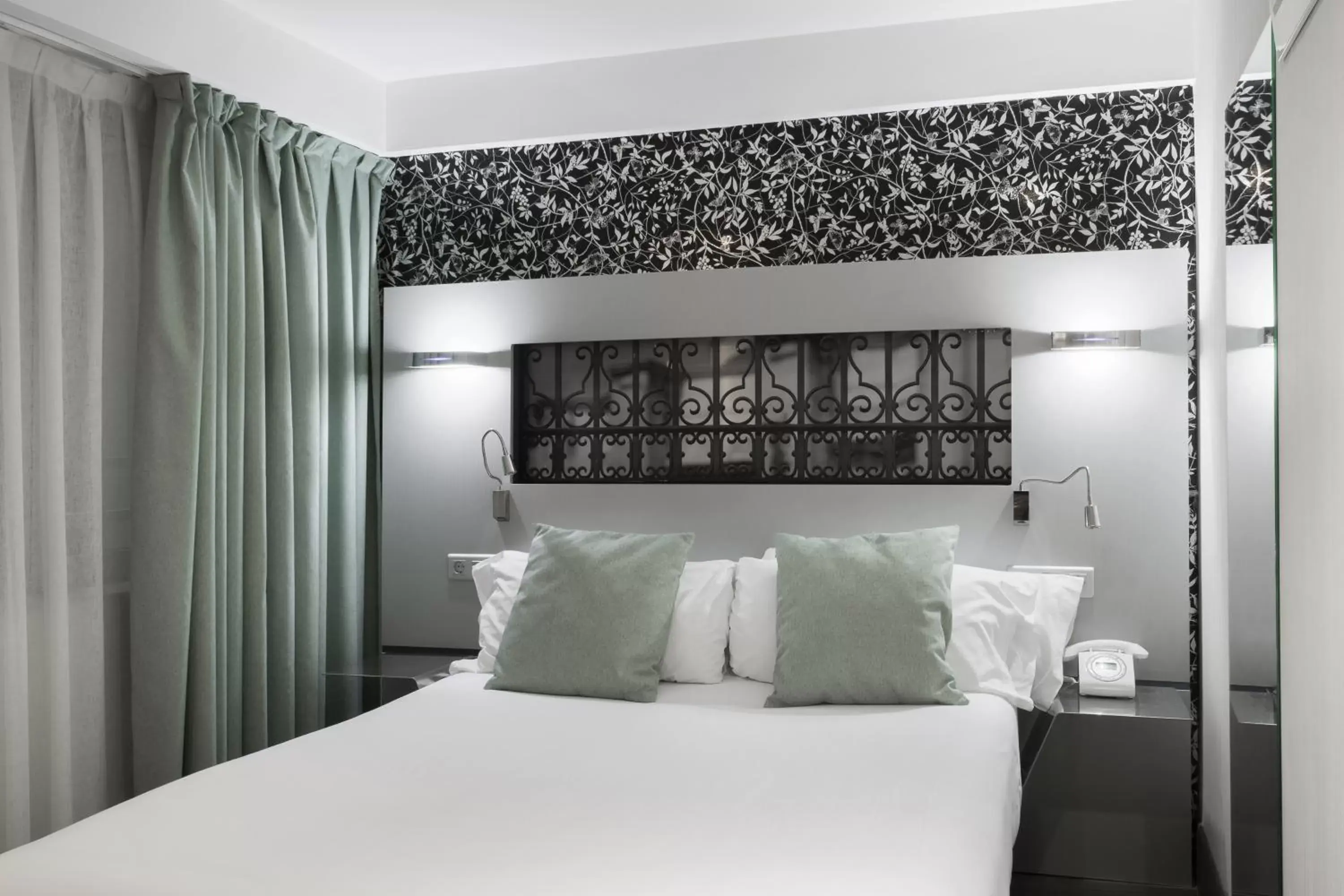 Small Double Room in Petit Palace Plaza Mayor Small Double Room in Petit Palace Plaza Mayor