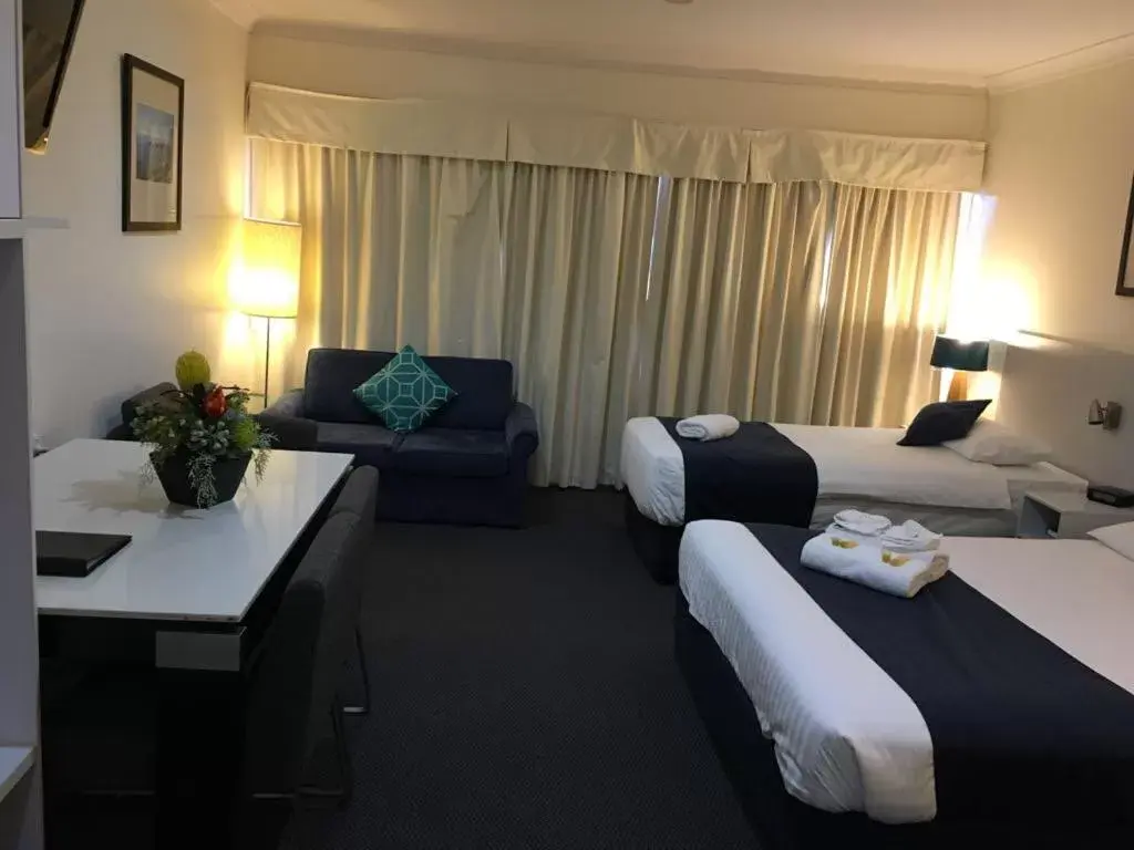 Deluxe Family Room with Spa Bath in Lakeview Motor Inn Deluxe Family Room with Spa Bath in Lakeview Motor Inn