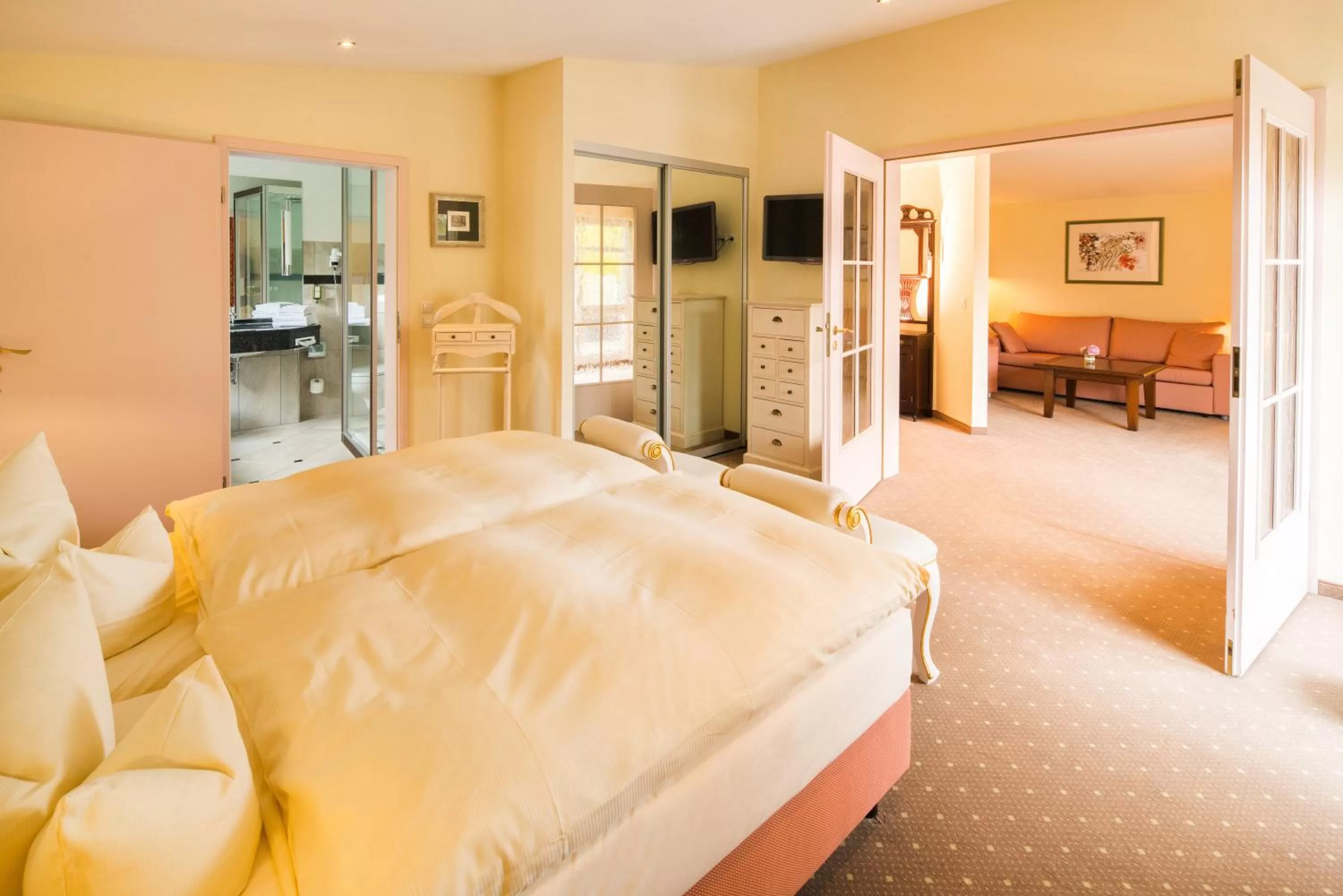 Living room, Bed in Kurhaus am Inselsee