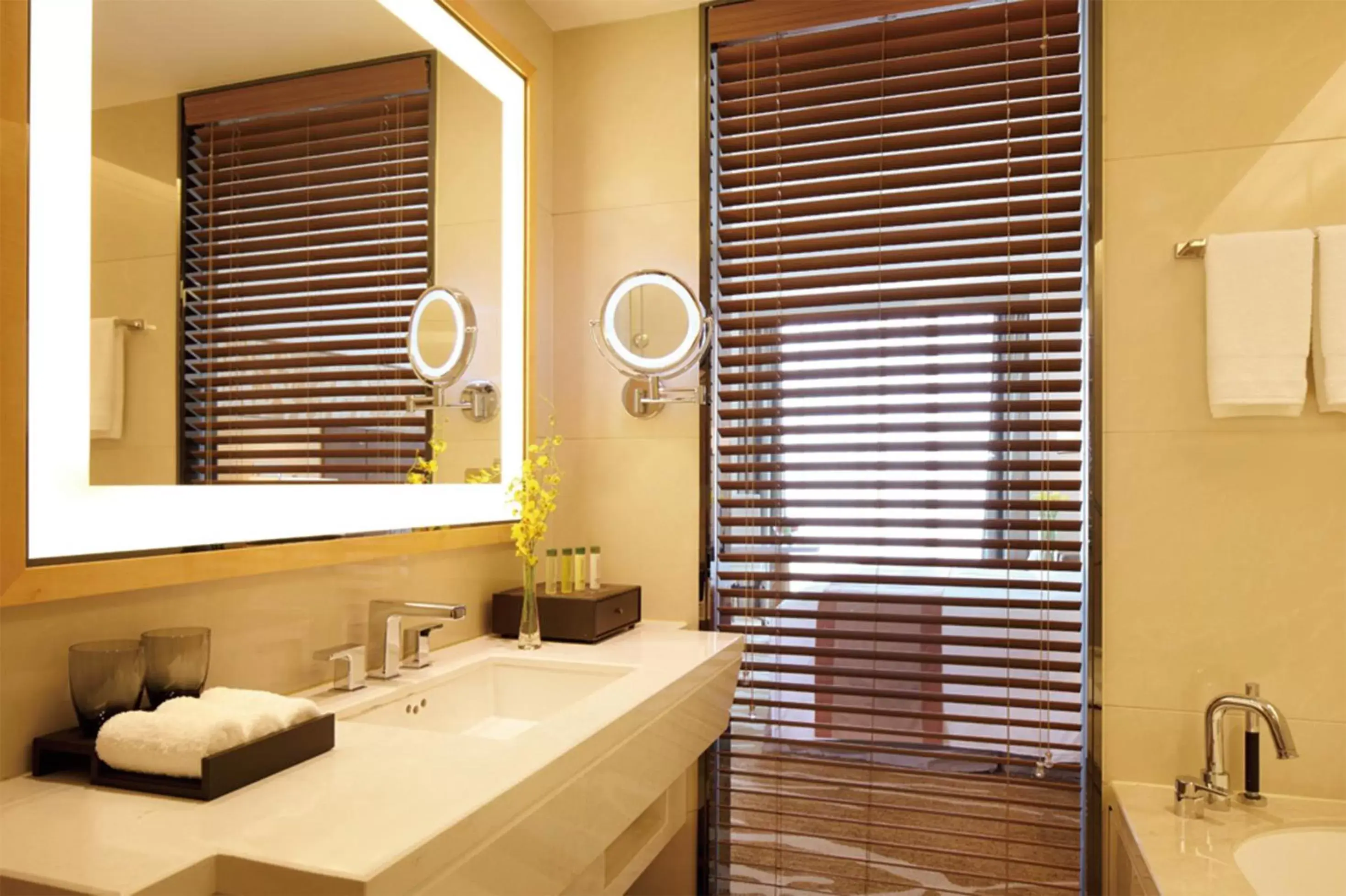 Deluxe King Room with City View in DoubleTree by Hilton Hangzhou East Deluxe King Room with City View in DoubleTree by Hilton Hangzhou East