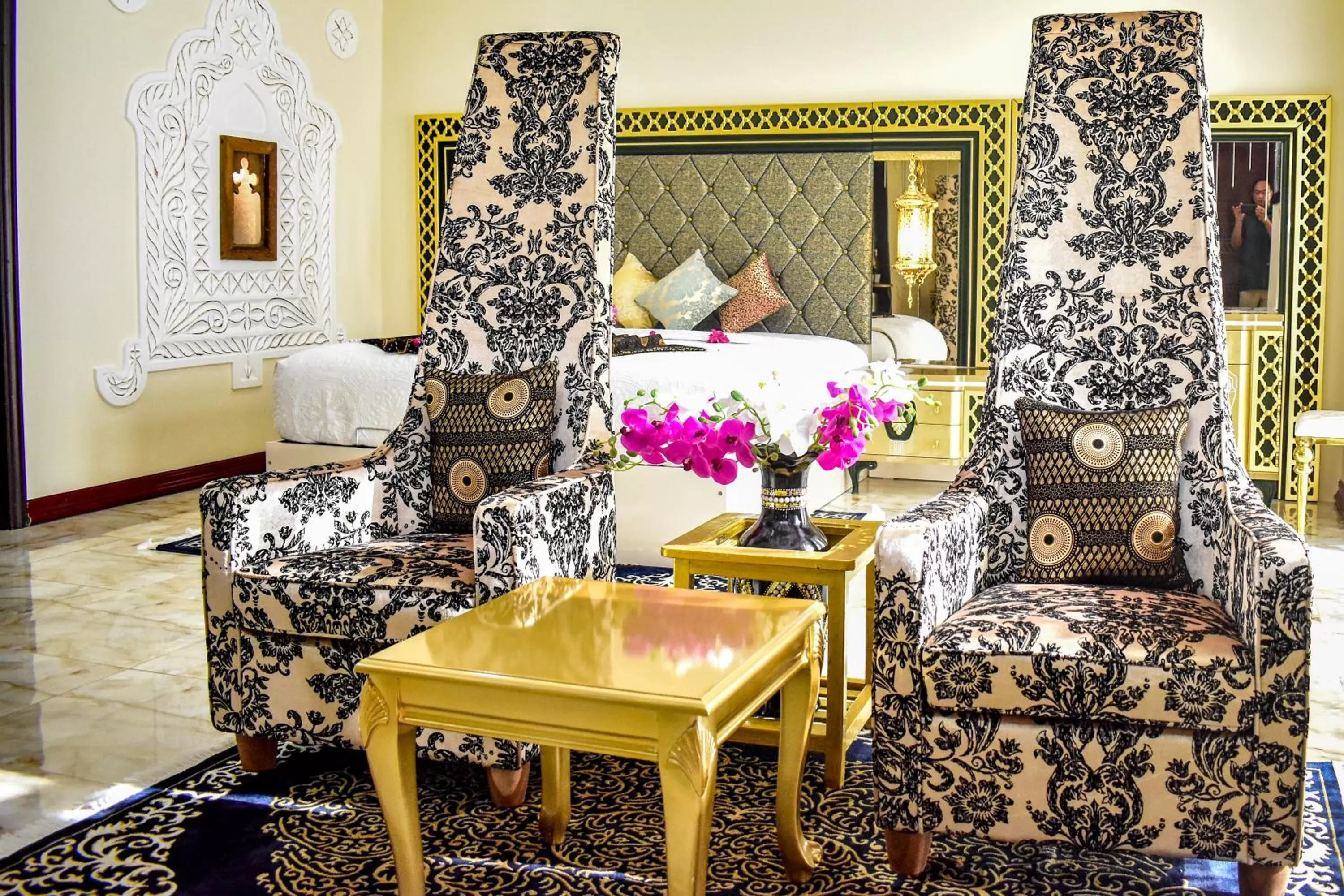 Seating area, Bed in Madinat Al Bahr Business & Spa Hotel