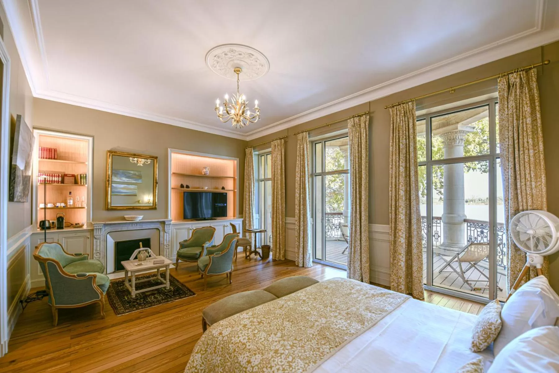 Photo of the whole room, Bed in Château Grattequina Hôtel