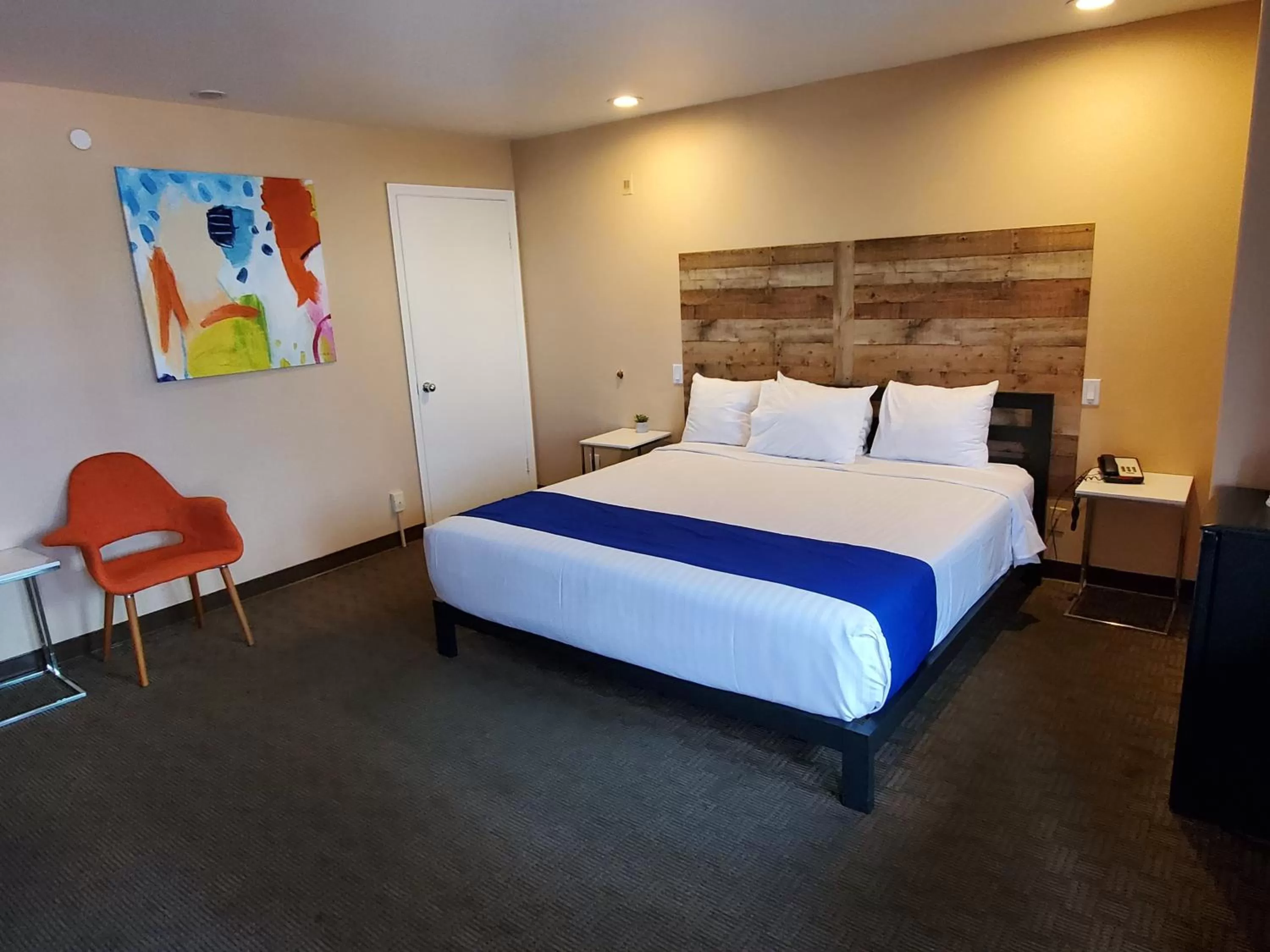 Bedroom, Bed in Colony Inn