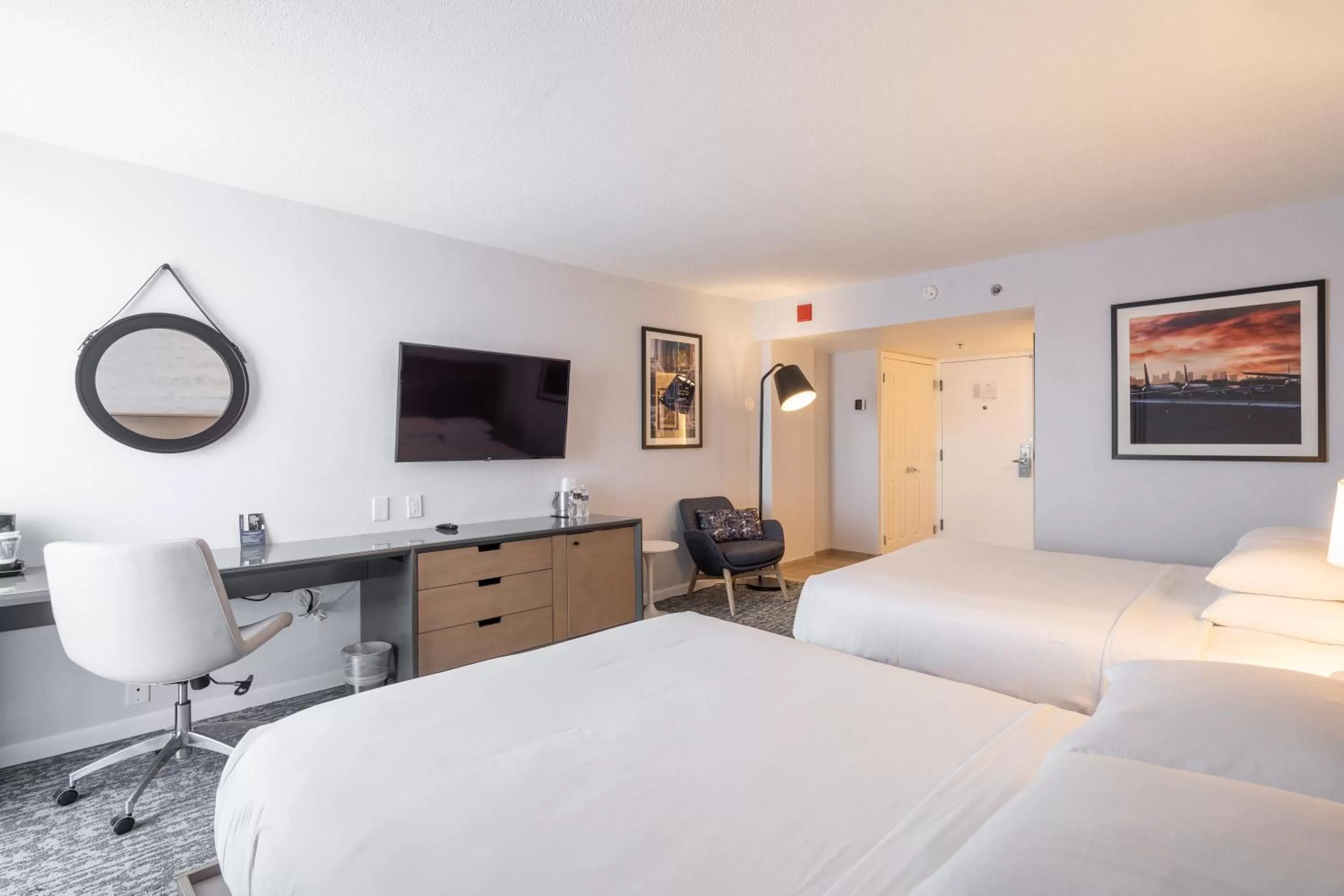 Photo of the whole room, Bed in DoubleTree by Hilton New York JFK Airport