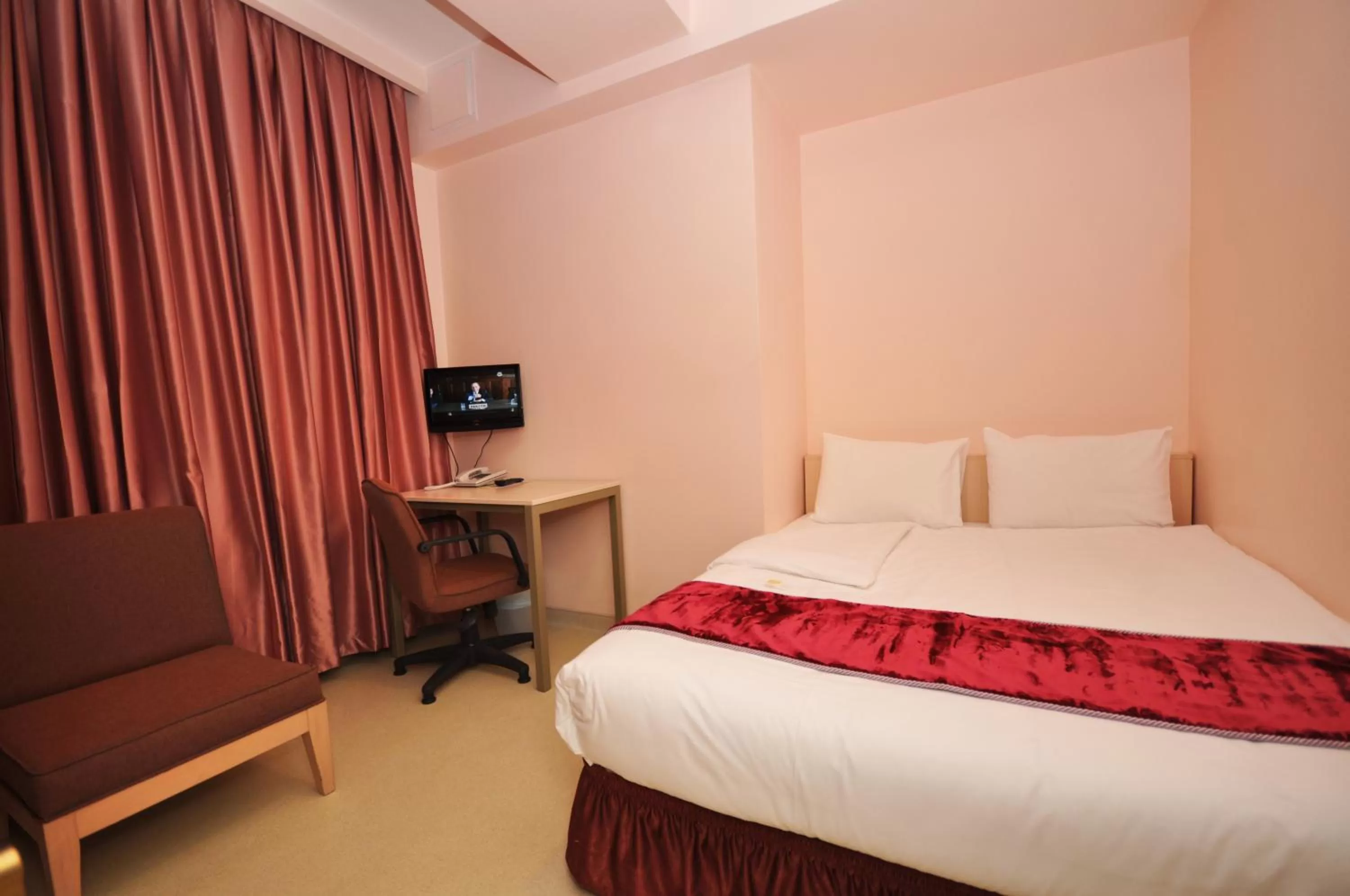 Photo of the whole room, Bed in Han Hotel