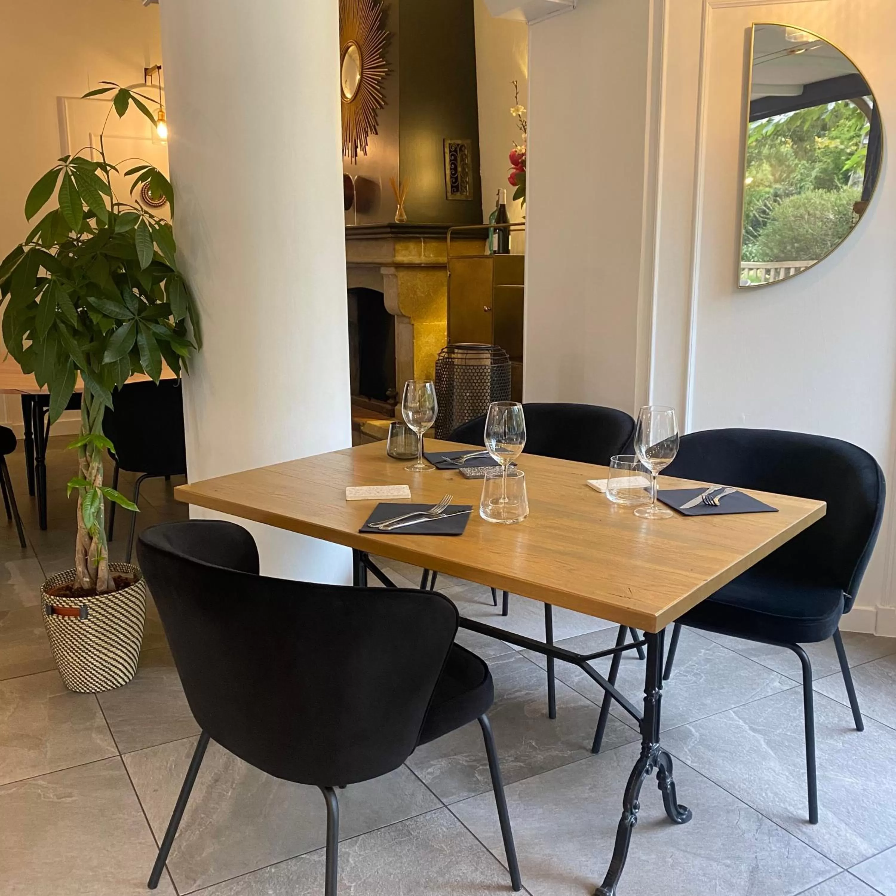 Restaurant/places to eat in Le Clos Du Pontic Logis et Cit'Hotel