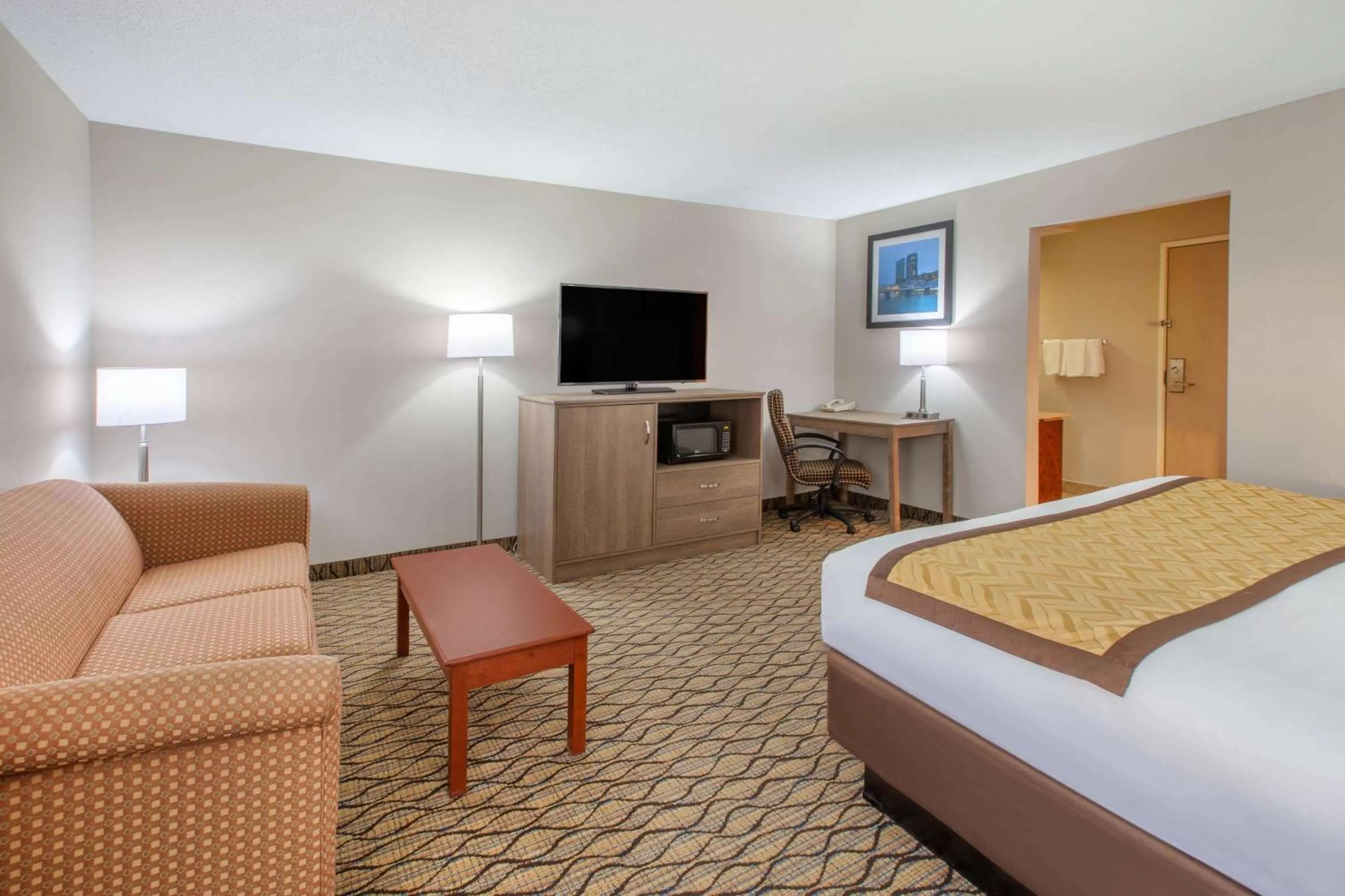 Photo of the whole room, Bed in Baymont by Wyndham Grand Rapids Airport