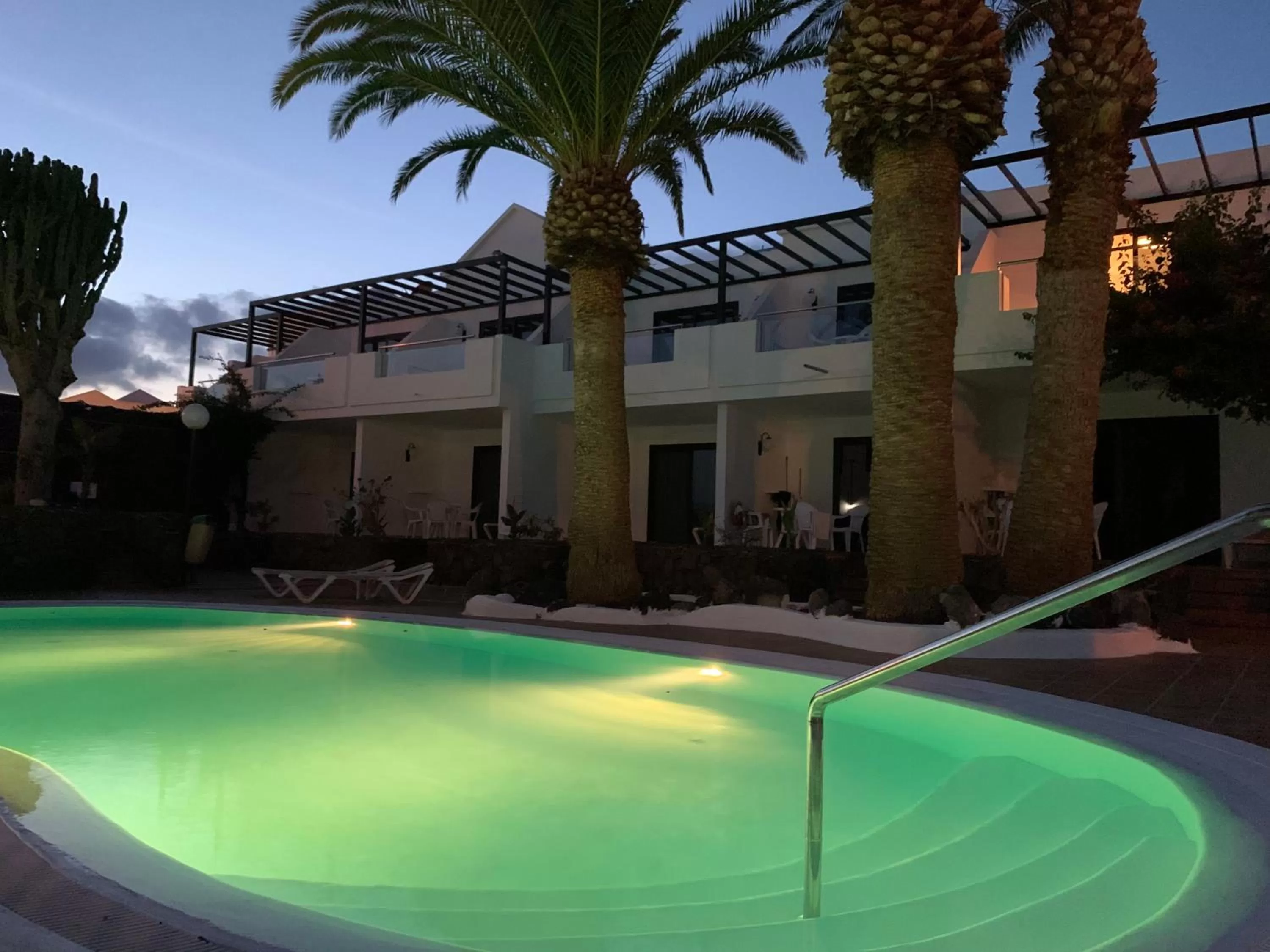 Night in Los Tulipanes