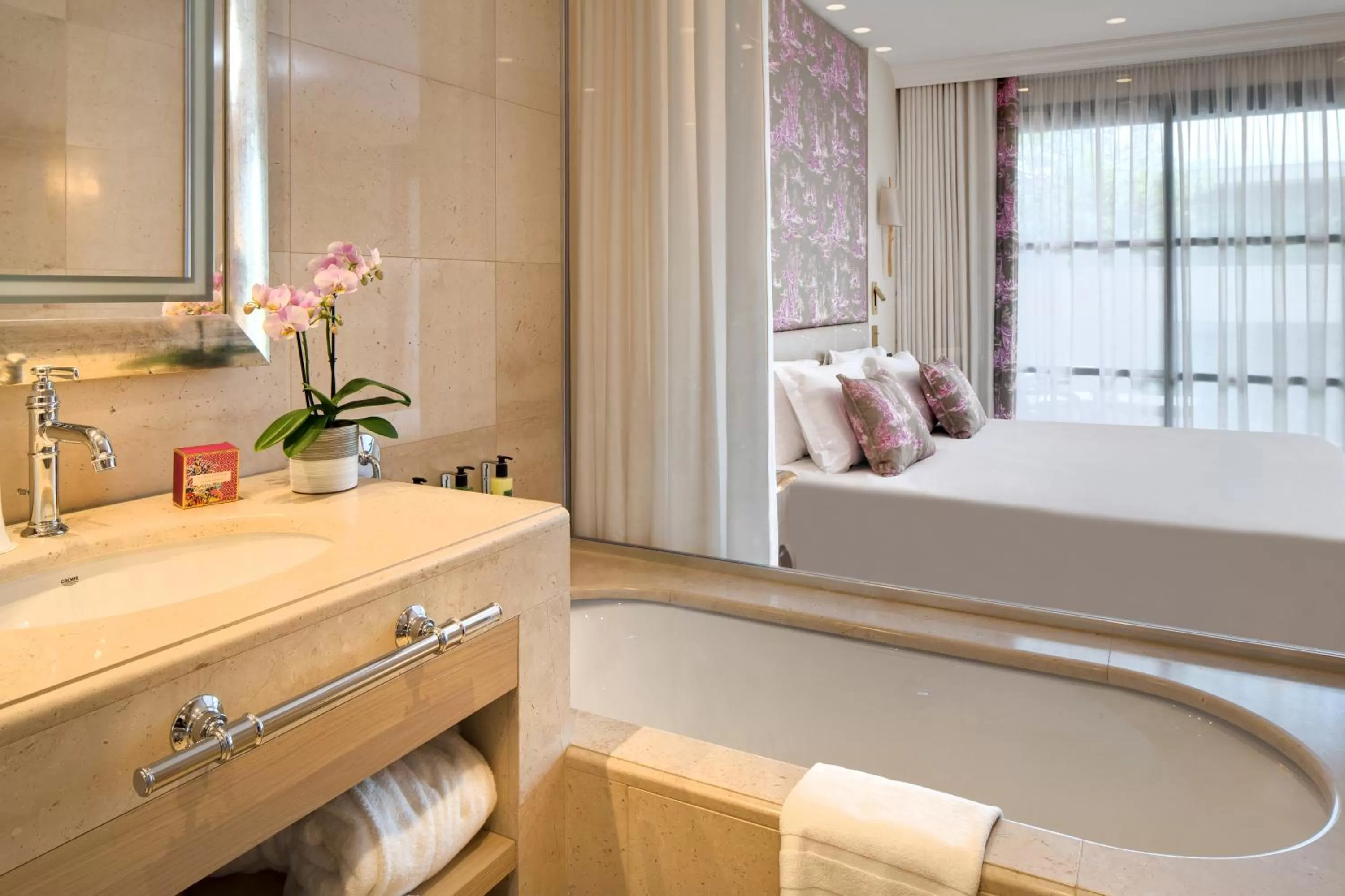 Bathroom, Bed in Domaine du Mas De Pierre