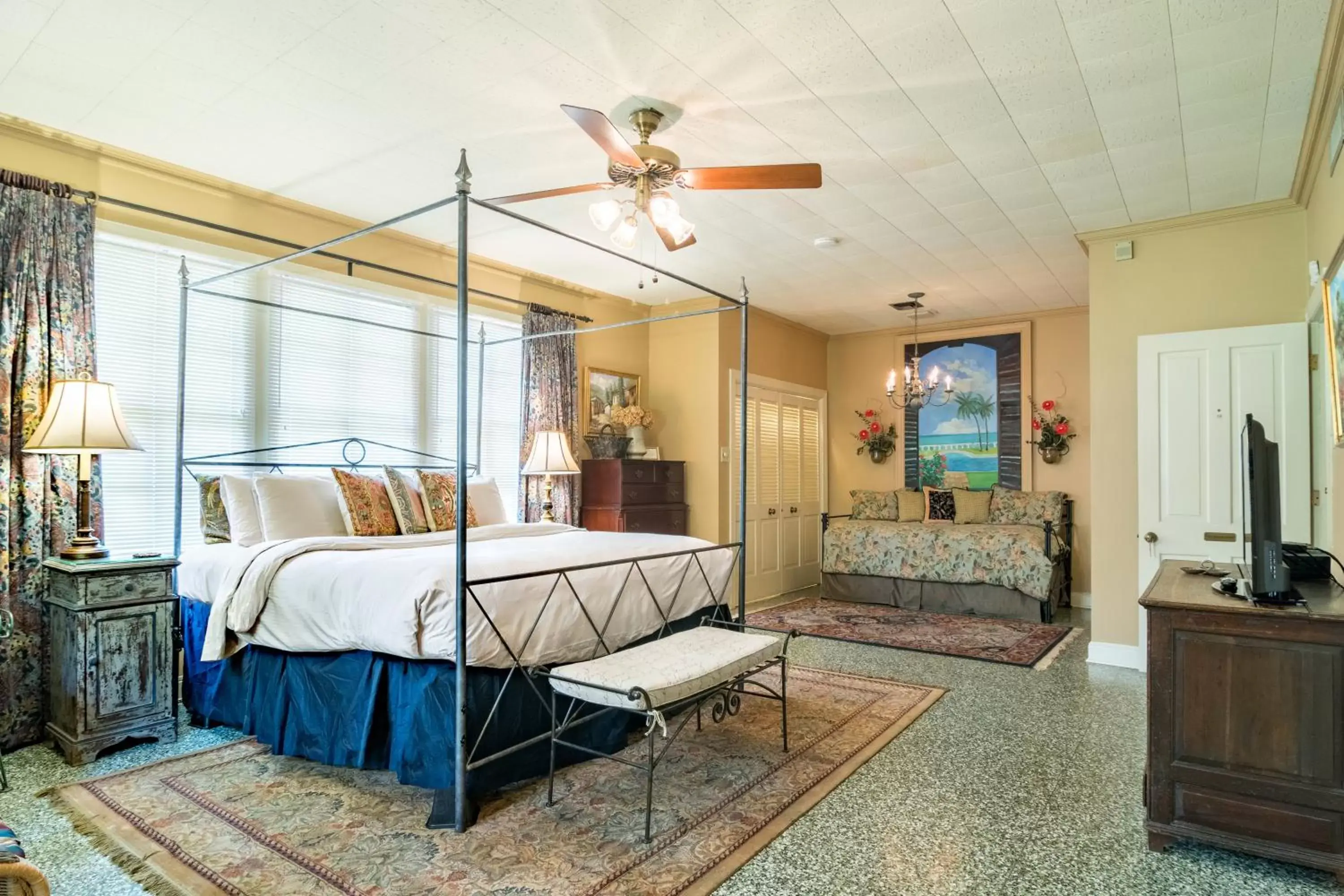 Deluxe King Suite in The Stockade Bed and Breakfast Deluxe King Suite in The Stockade Bed and Breakfast