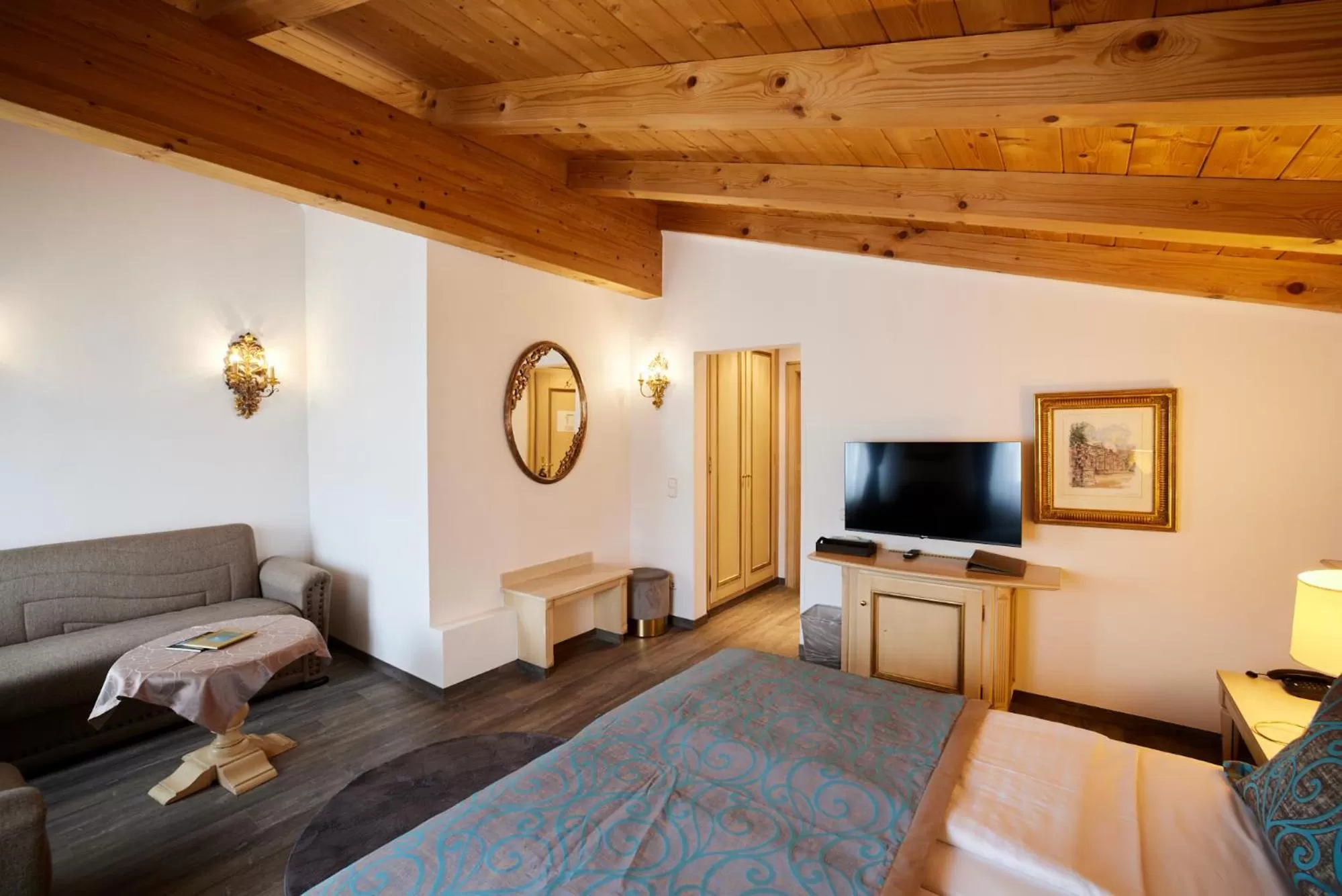 TV and multimedia, TV/Entertainment Center in Atlas Posthotel