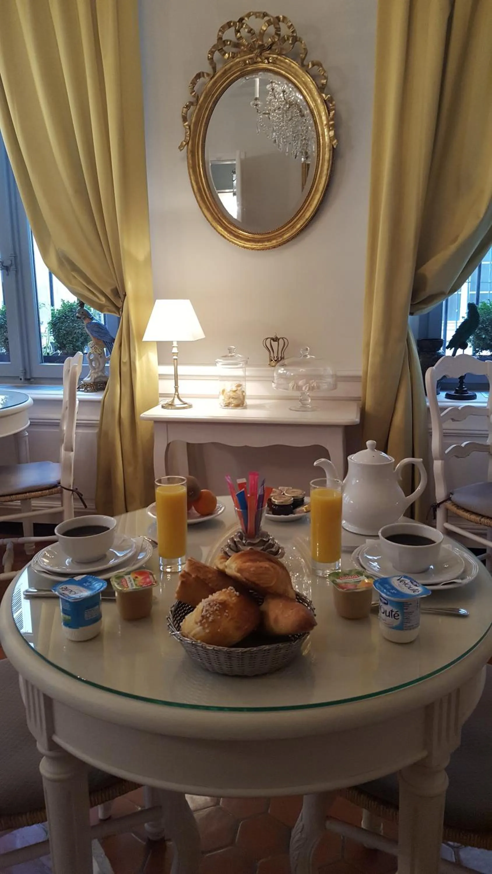 Breakfast in Les Quatre Dauphins