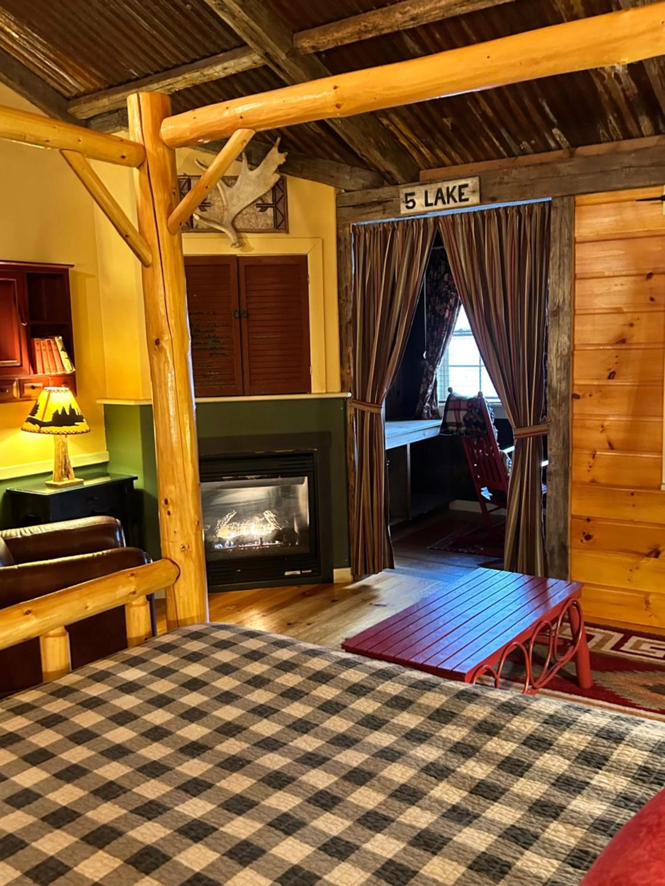 Bed in The Common Man Inn, Spa & Lodge