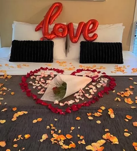 Bed in Amore On Buderim Rainforest Cabins