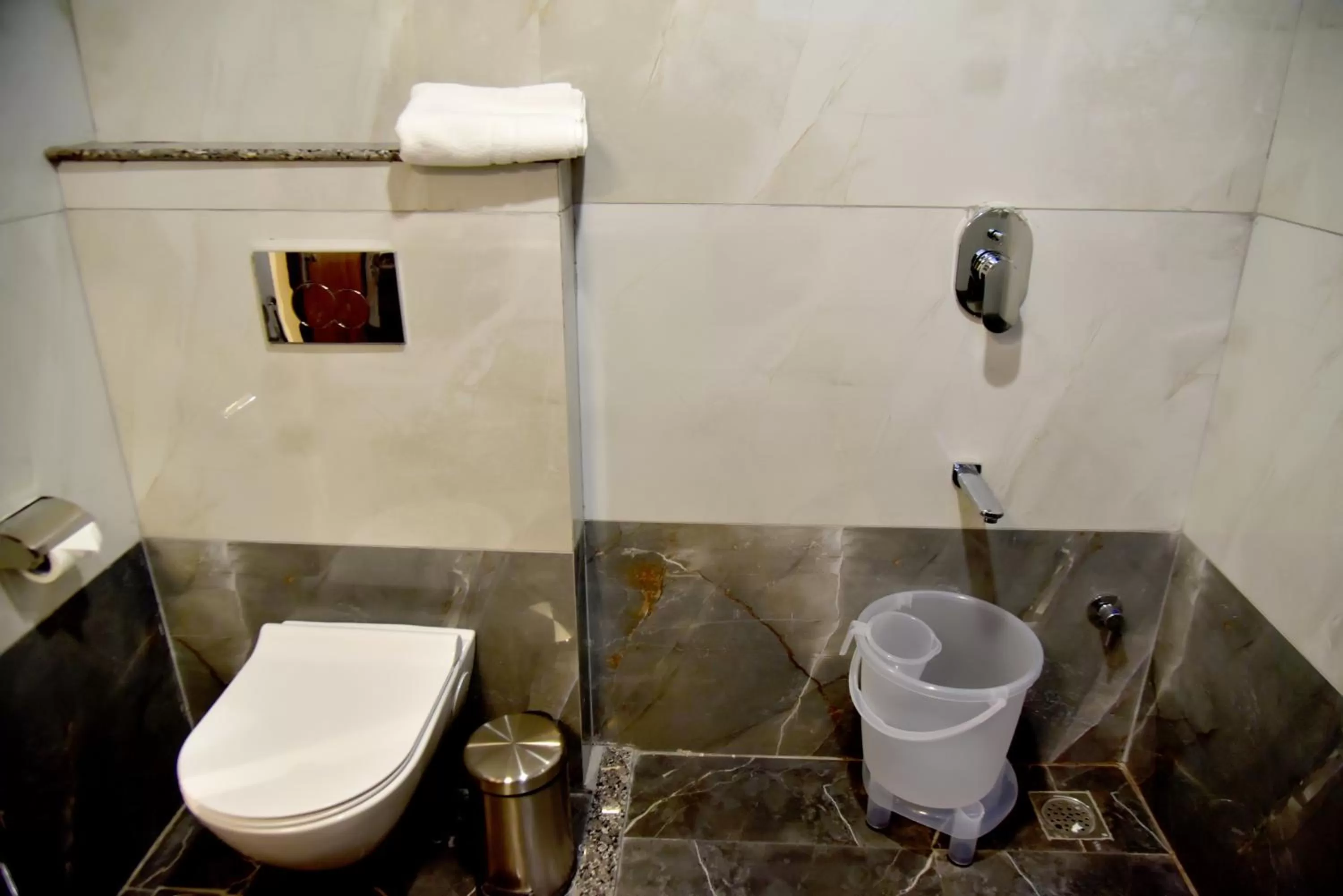 Bathroom in Hotel Aarna