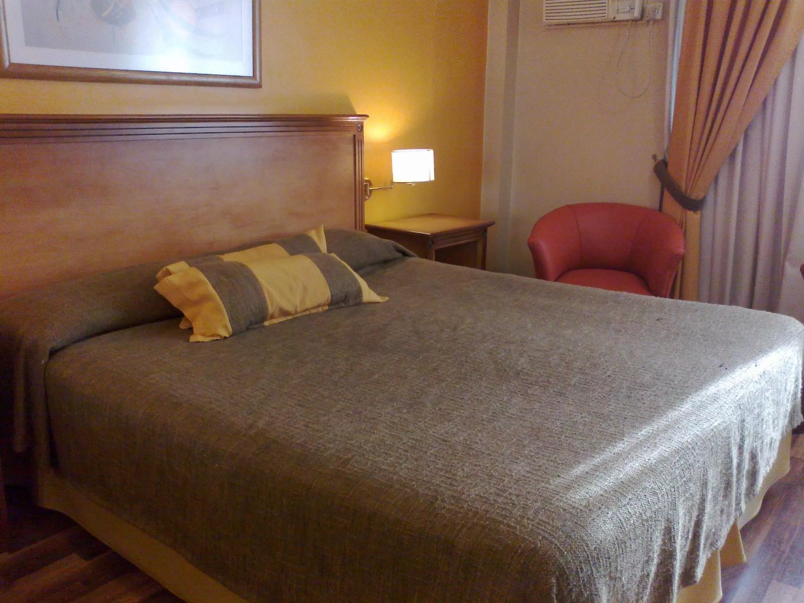 Bedroom, Bed in Tritone Hotel