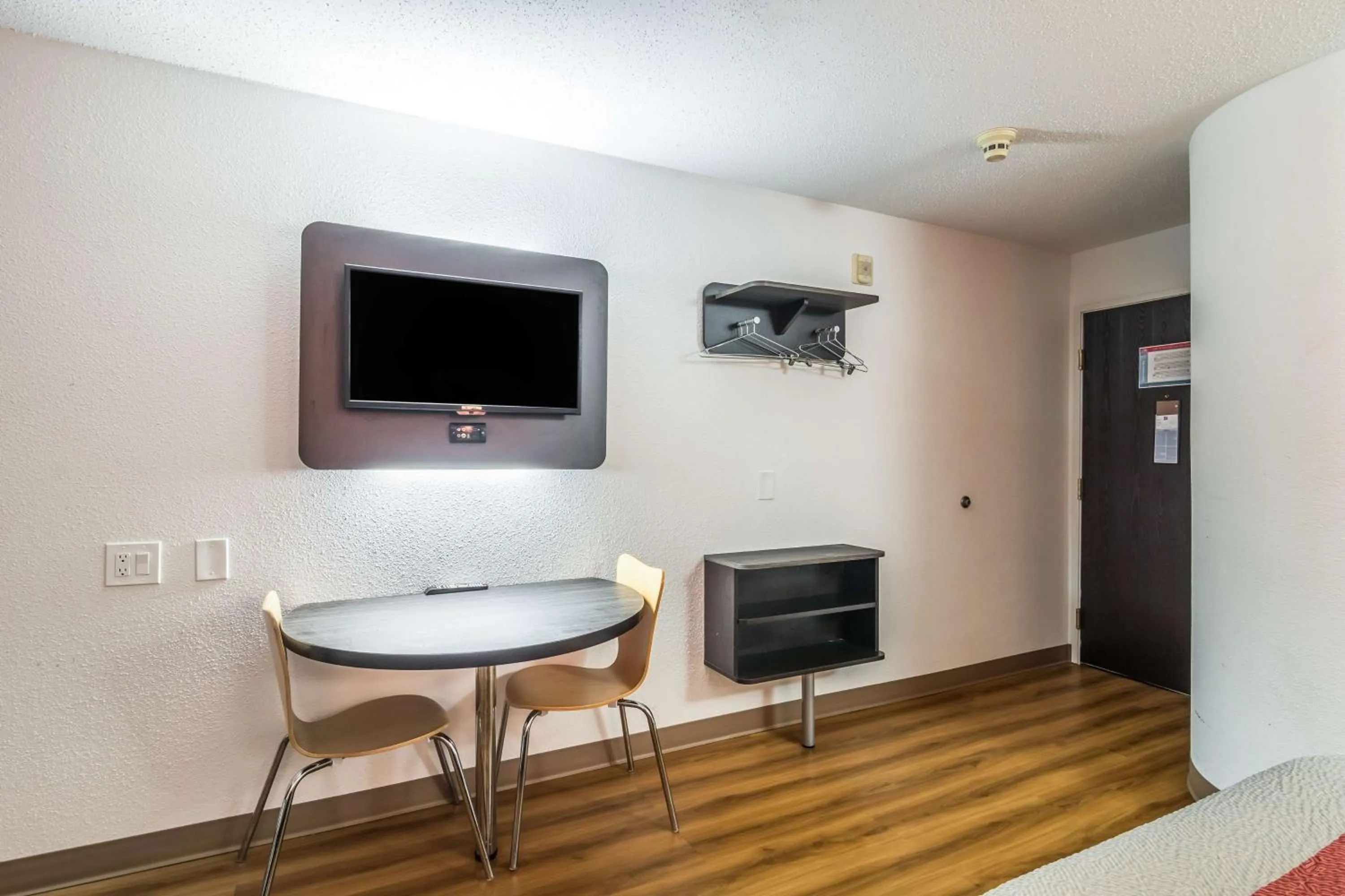 Photo of the whole room in Motel 6-Harvey, IL