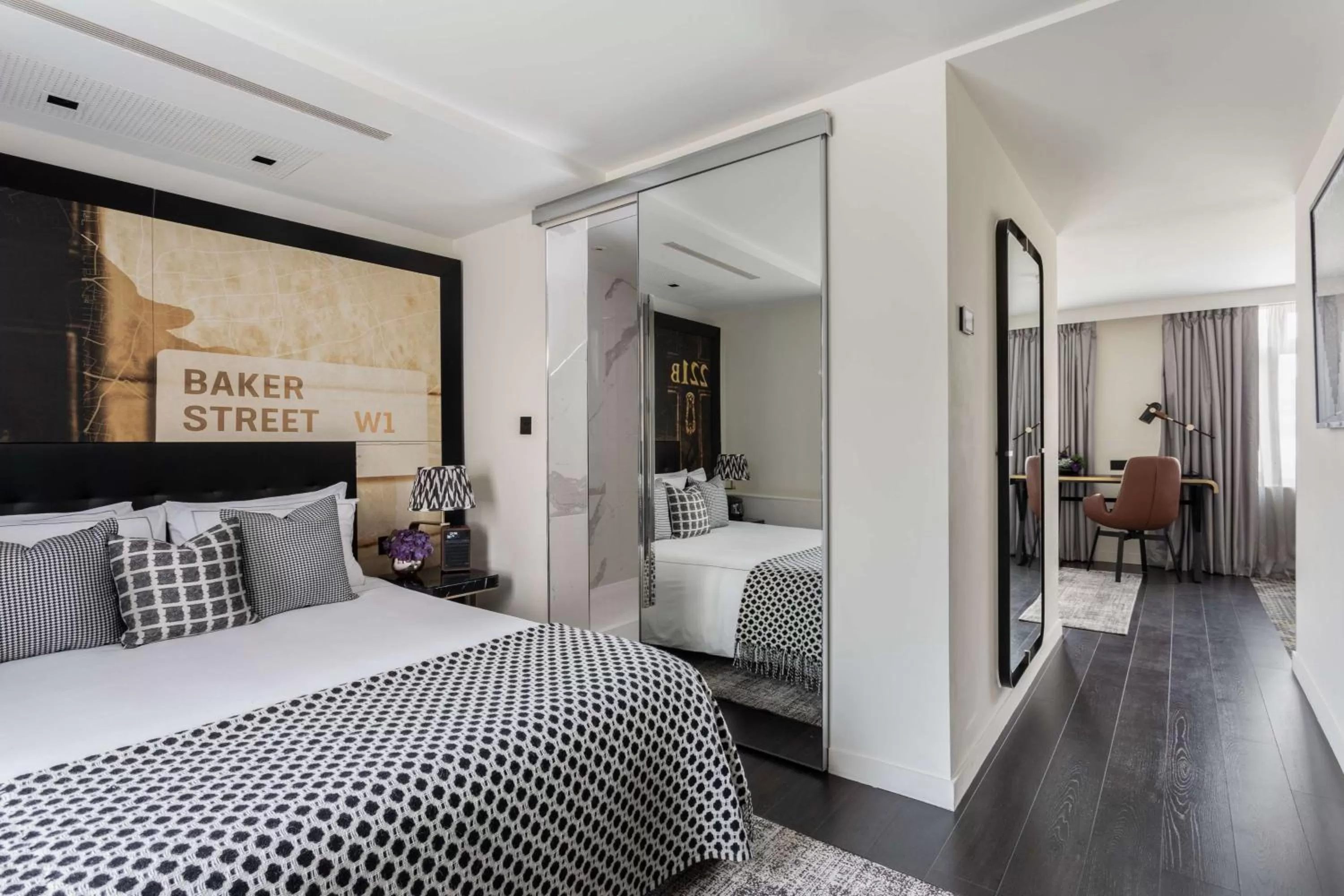 Photo of the whole room, Bed in Holmes Hotel London