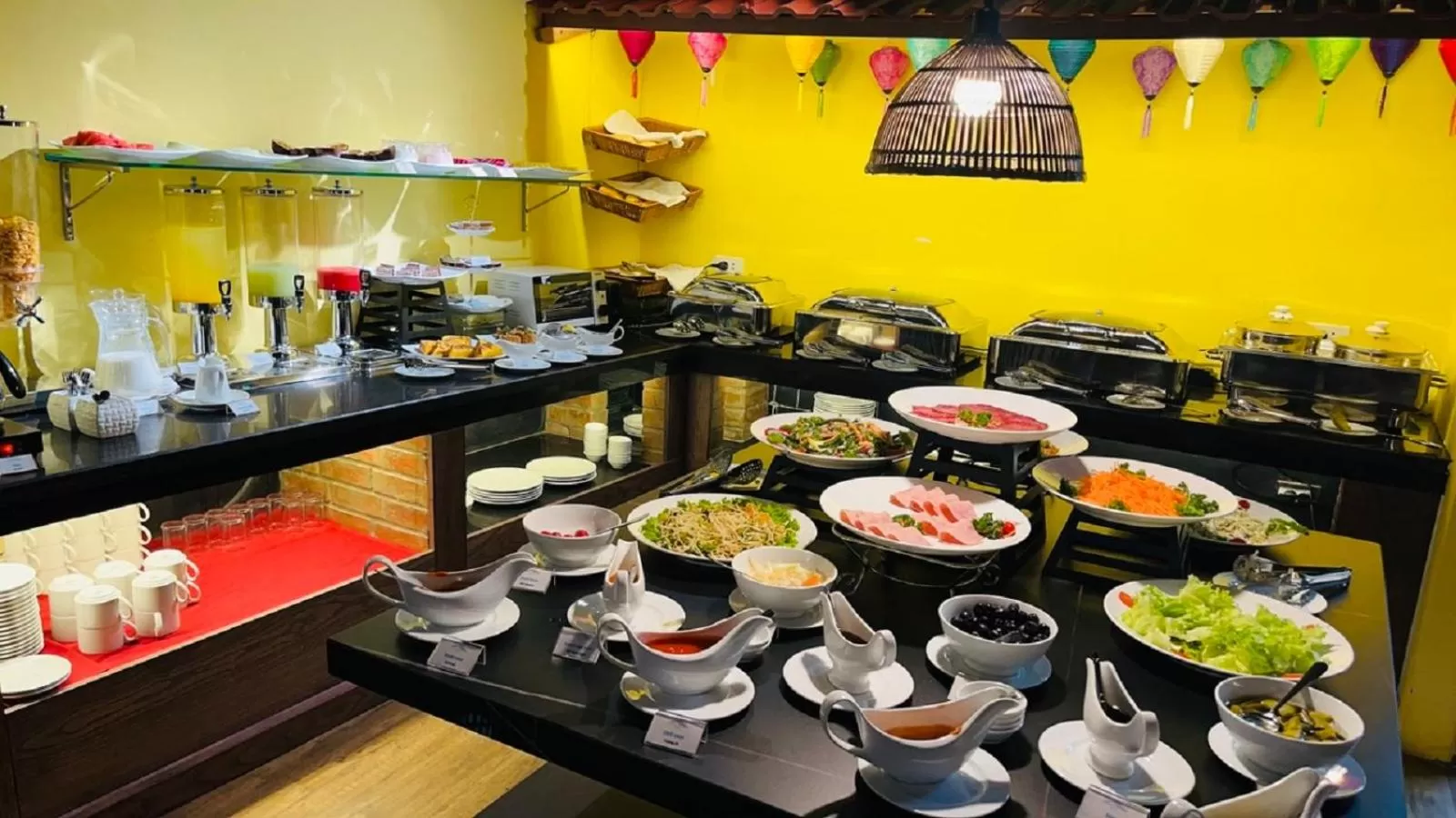 Meals in Hotel Emerald Waters Classy