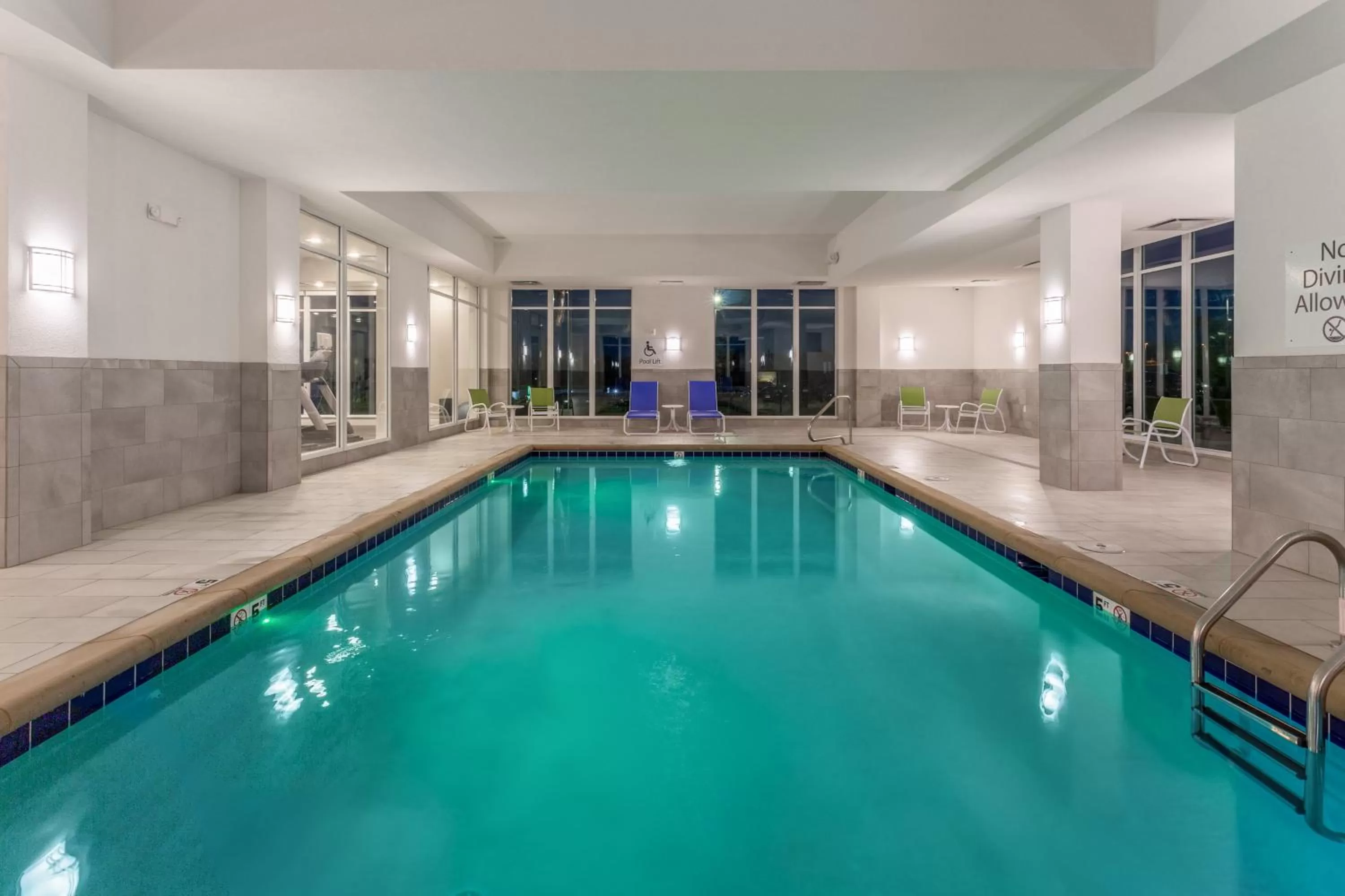 Swimming pool in Holiday Inn & Suites - Jefferson City by IHG