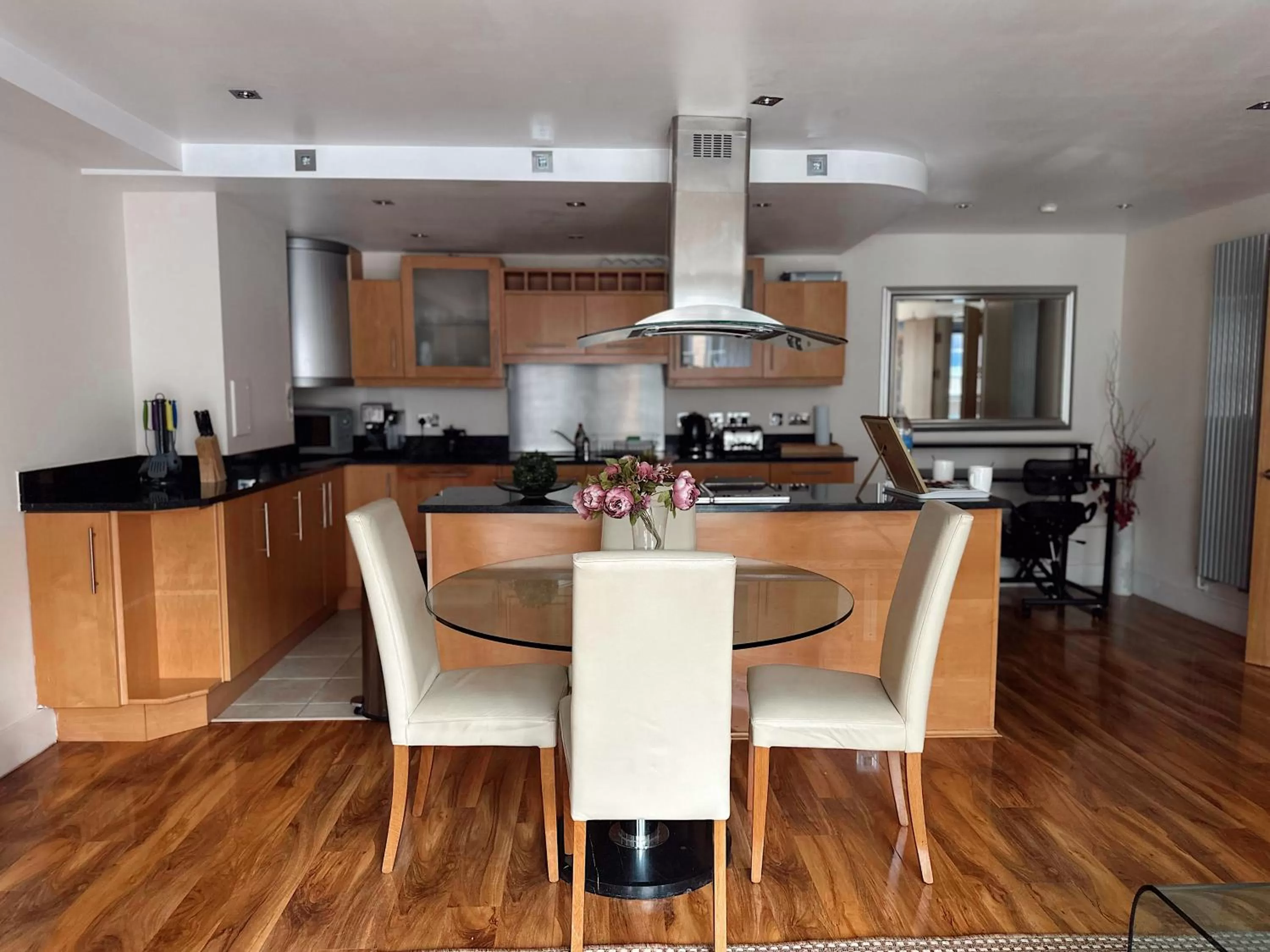 Dining area in Canary Wharf - Luxury Apartments