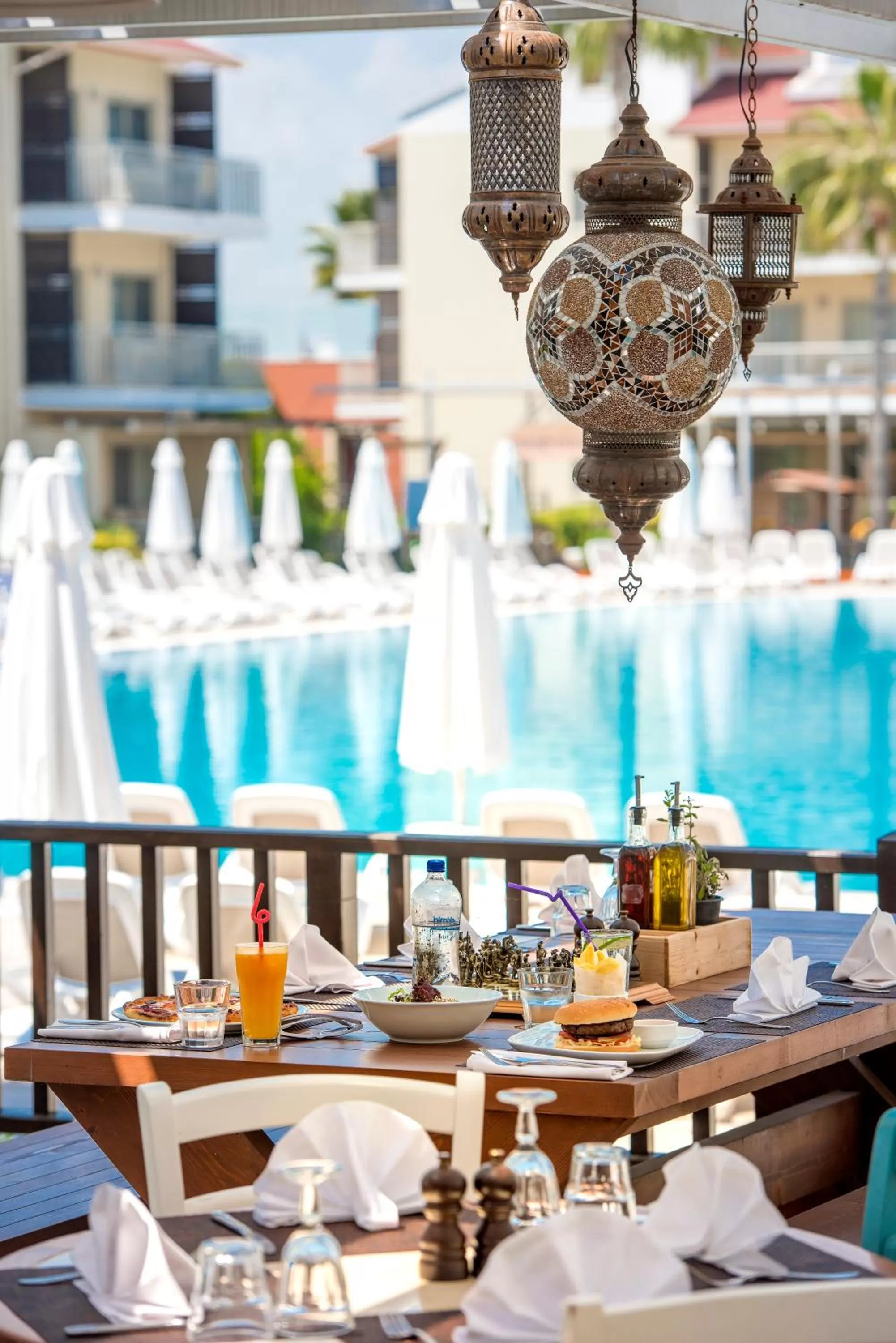 Restaurant/places to eat in Barut B Suites