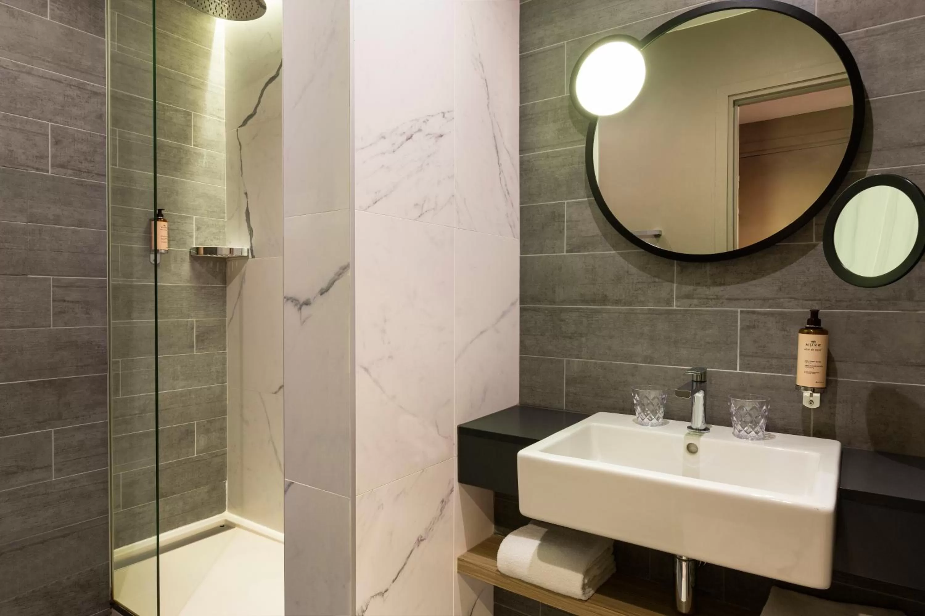 Shower in Mercure Paris Alesia