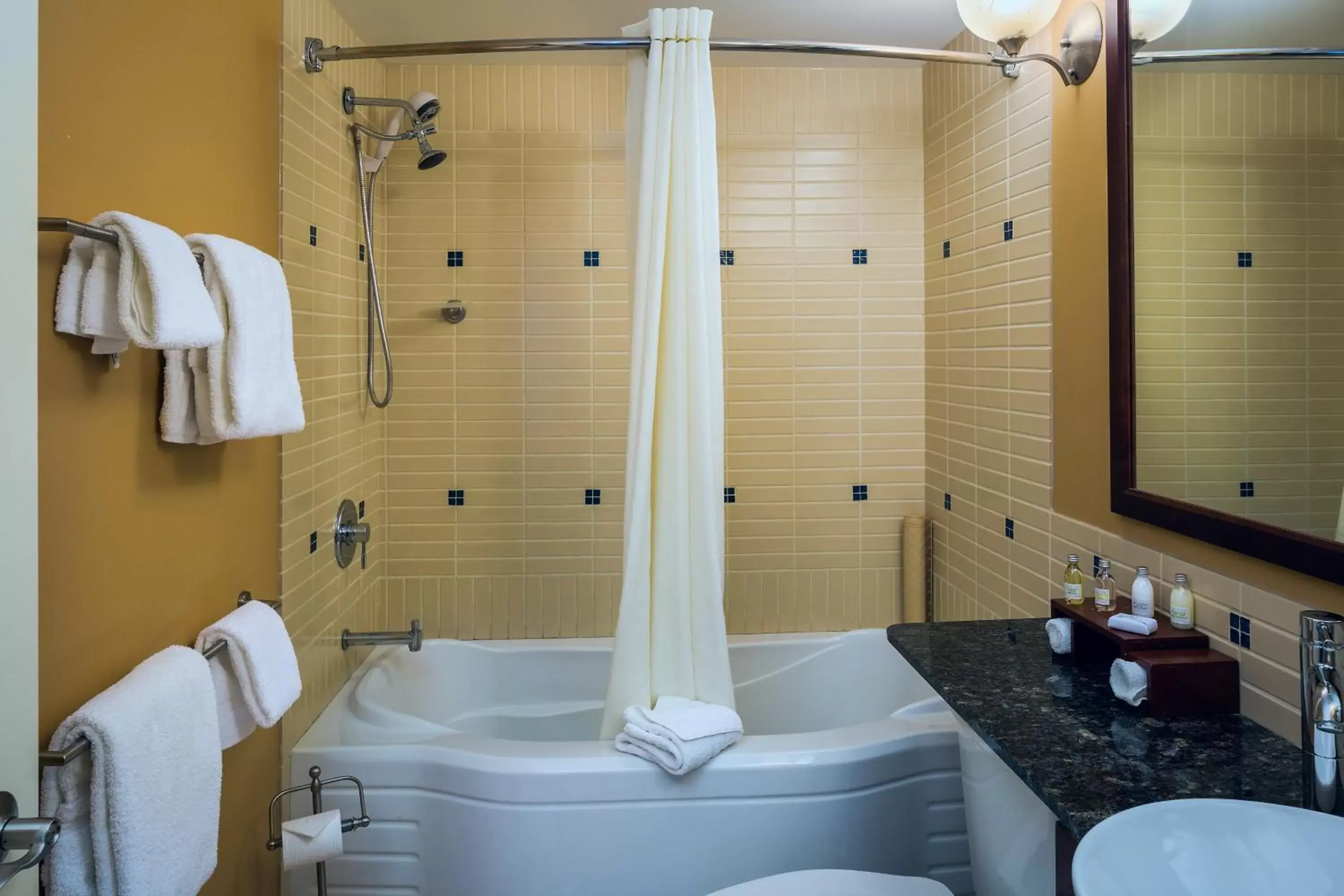 Queen Studio with Bluff View in Summerland Waterfront Resort & Spa Queen Studio with Bluff View in Summerland Waterfront Resort & Spa