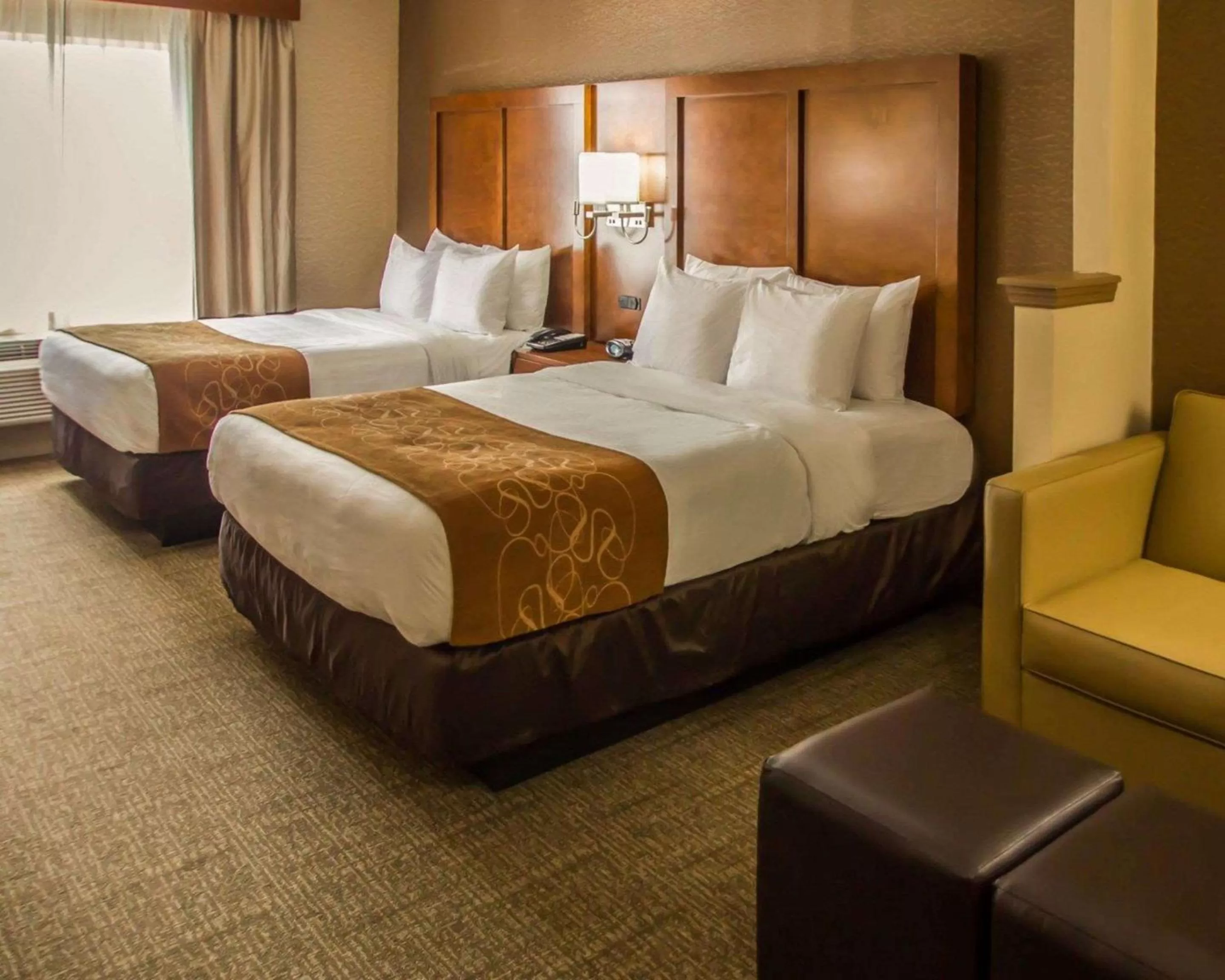 Photo of the whole room, Bed in Quality Suites NYC Gateway