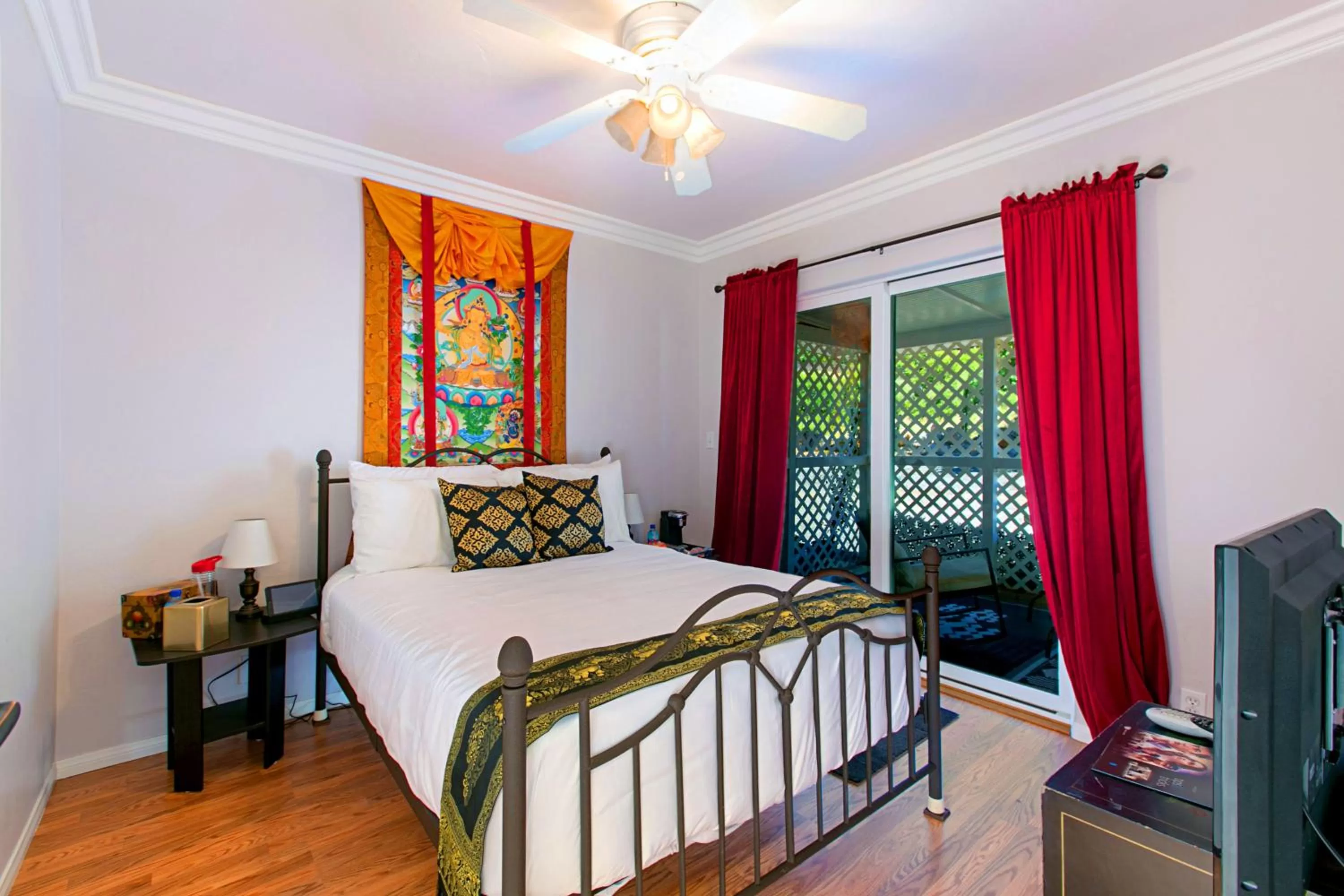 Bed in Quiet Mind Mountain Lodge, Retreat & Spa