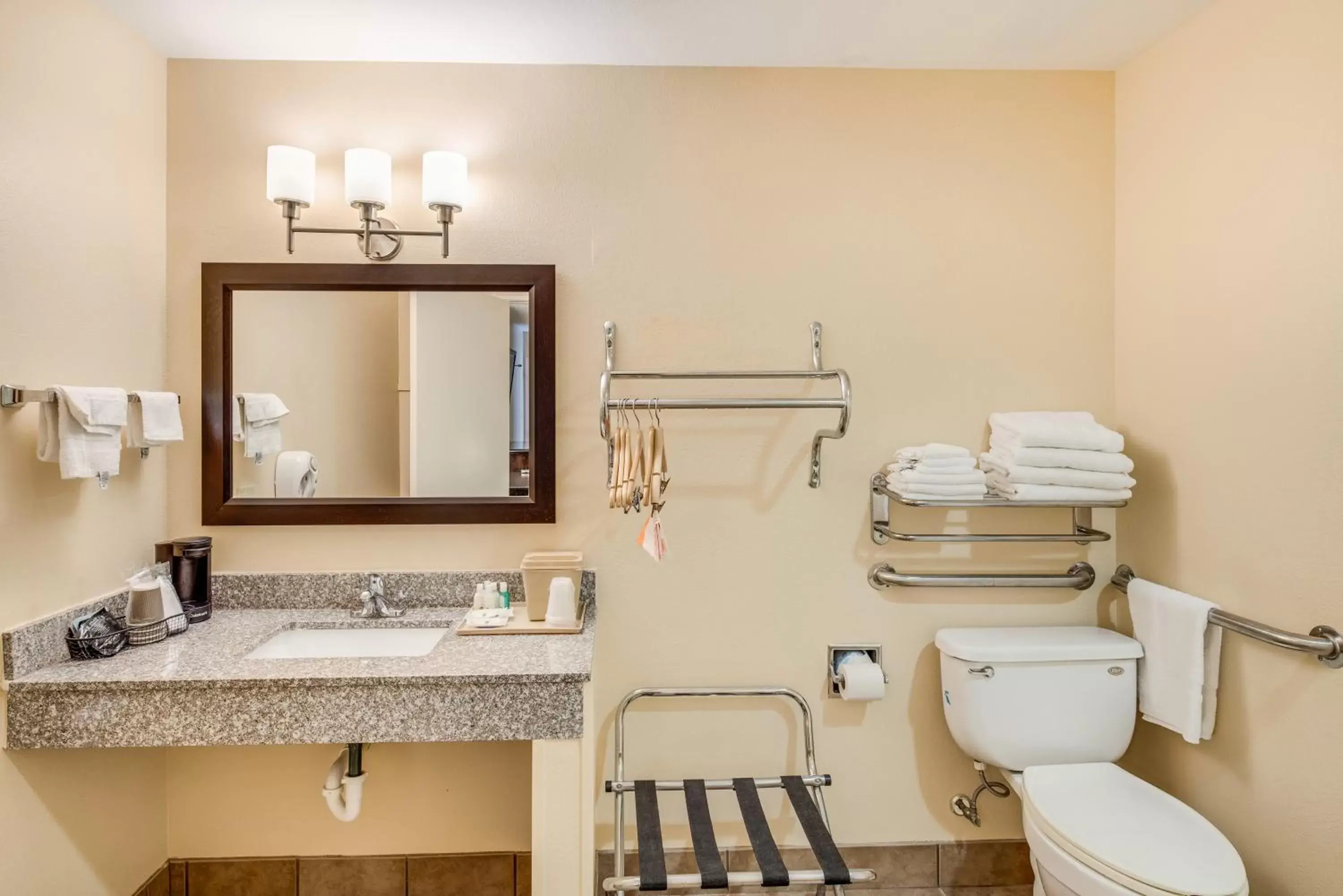King Room with Roll-In Shower - Accessible/Non Smoking in Quality Inn Ozona I-10 King Room with Roll-In Shower - Accessible/Non Smoking in Quality Inn Ozona I-10